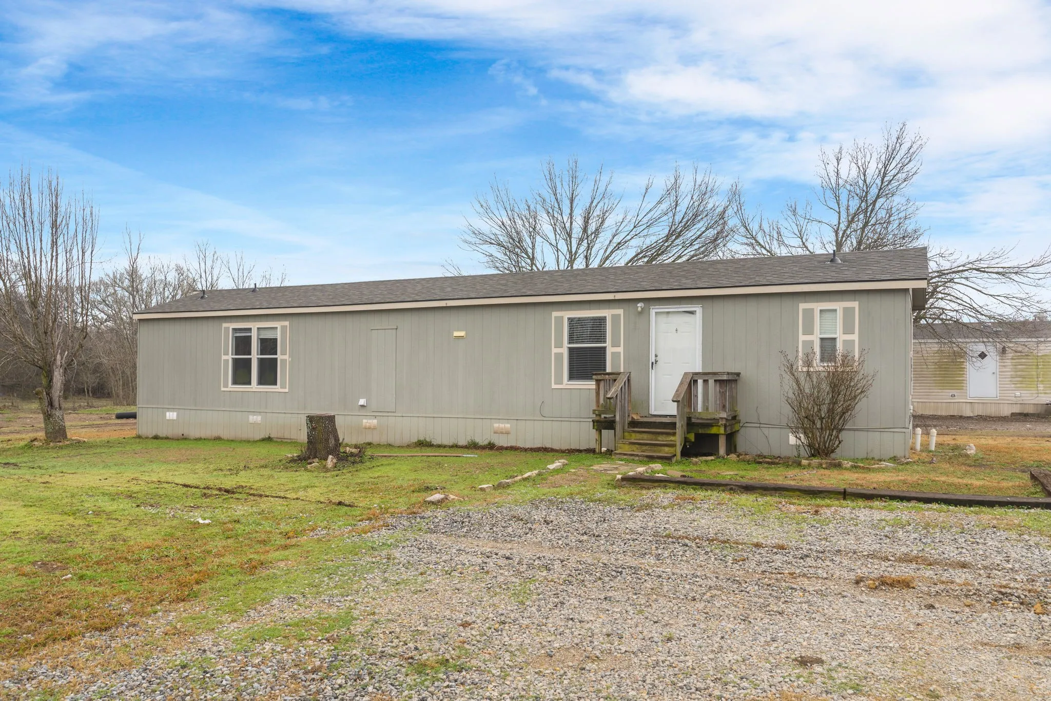 Manufactured / mobile home with a front lawn