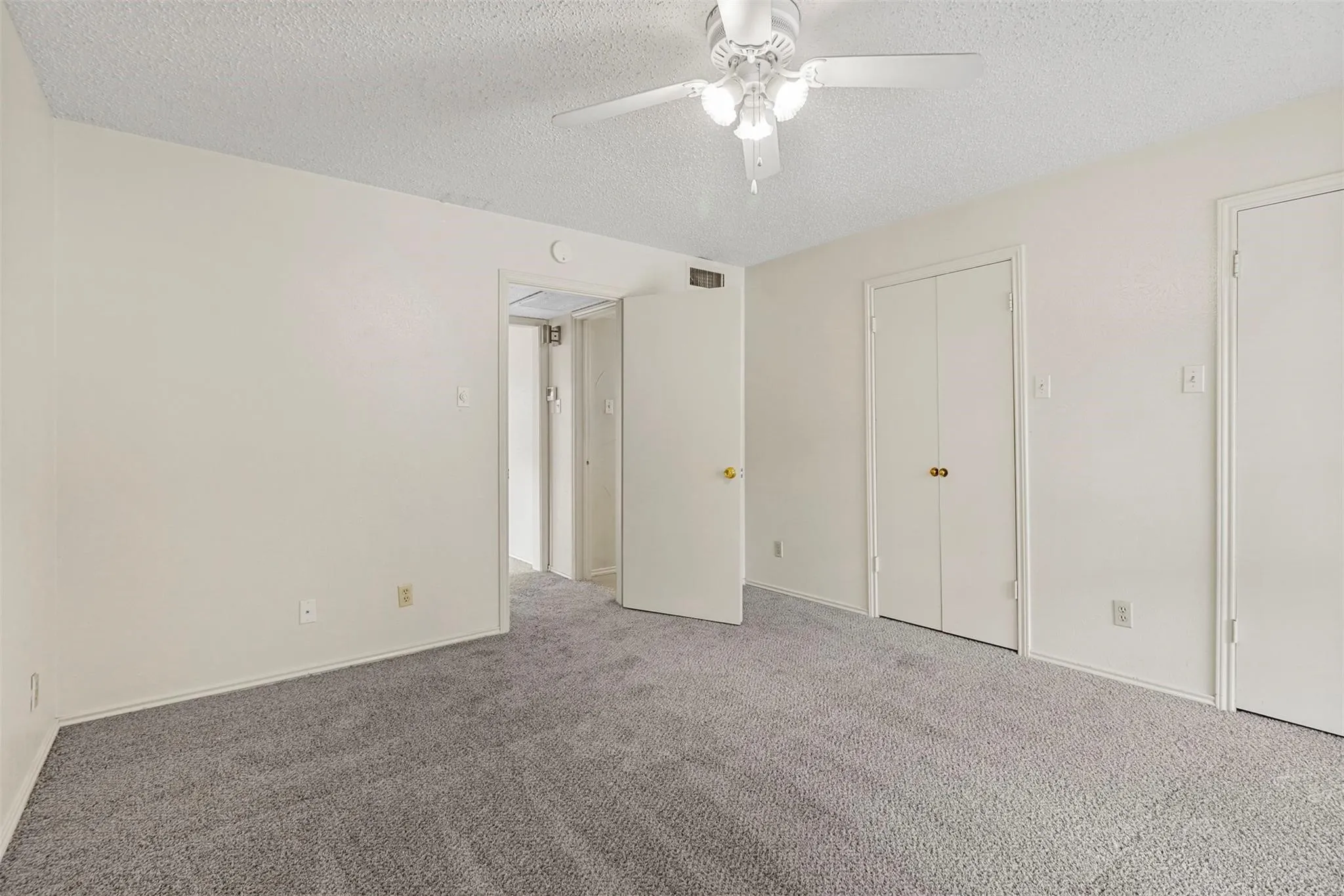 Condominium For Rent in Dallas County , 15221 Berry Trail 108, Dallas, Texas 75248, 1 Bedroom, 1 Bathroom, Garage spaces, 750 Sqft, built in 1981, mls#21397586, Real Estate Agent in Dallas, Homes For Rent in Dallas county, Homes For Rent in Dallas, Realtor in Dallas Texas, Real Estate Brokerage Independent Realty Texas, Luminita Cordes Realtor