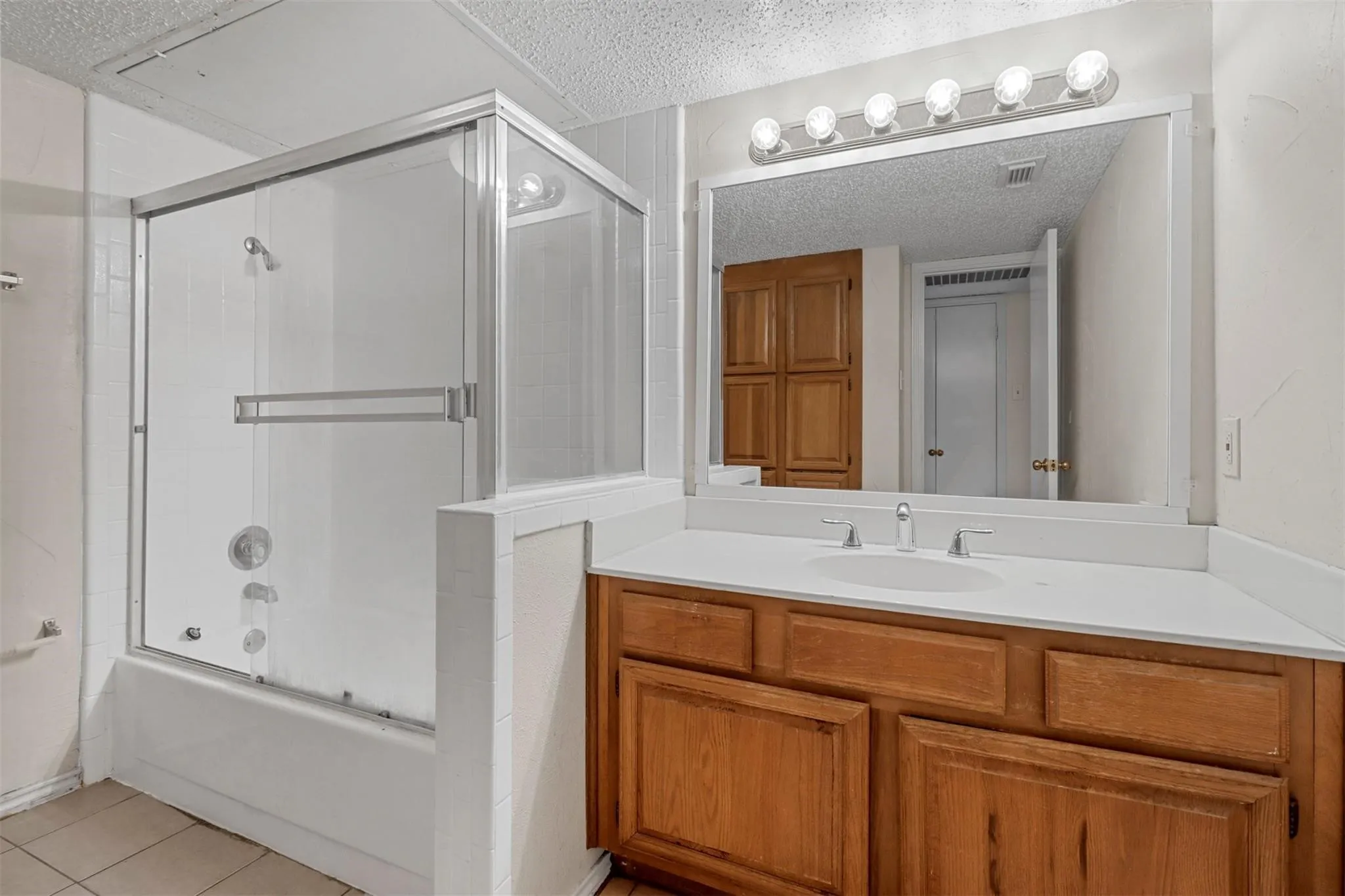 Condominium For Rent in Dallas County , 15221 Berry Trail 108, Dallas, Texas 75248, 1 Bedroom, 1 Bathroom, Garage spaces, 750 Sqft, built in 1981, mls#21397586, Real Estate Agent in Dallas, Homes For Rent in Dallas county, Homes For Rent in Dallas, Realtor in Dallas Texas, Real Estate Brokerage Independent Realty Texas, Luminita Cordes Realtor