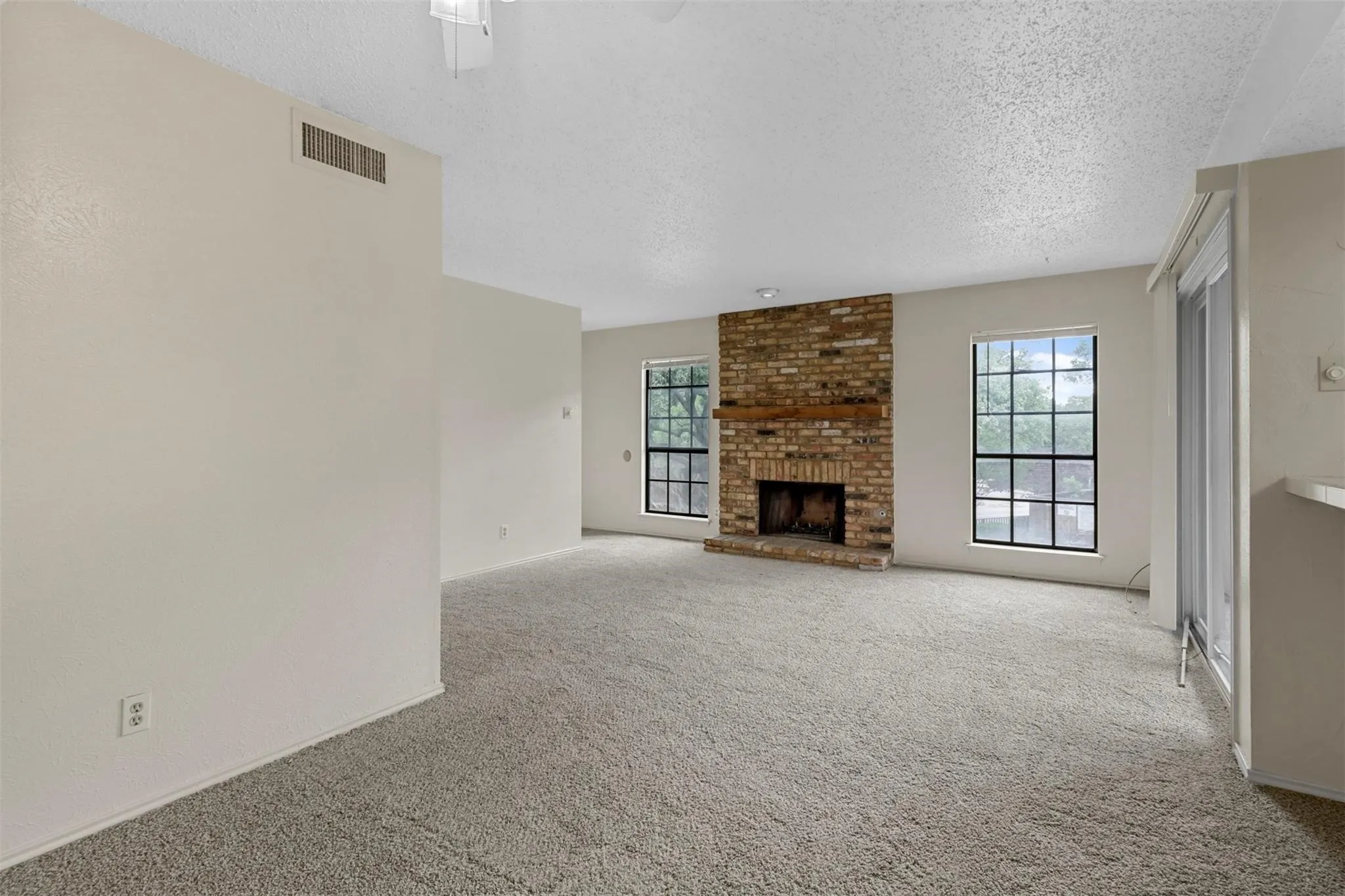 Condominium For Rent in Dallas County , 15221 Berry Trail 108, Dallas, Texas 75248, 1 Bedroom, 1 Bathroom, Garage spaces, 750 Sqft, built in 1981, mls#21397586, Real Estate Agent in Dallas, Homes For Rent in Dallas county, Homes For Rent in Dallas, Realtor in Dallas Texas, Real Estate Brokerage Independent Realty Texas, Luminita Cordes Realtor