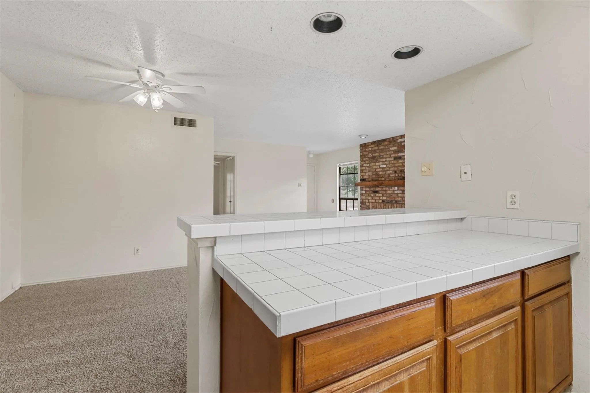Condominium For Rent in Dallas County , 15221 Berry Trail 108, Dallas, Texas 75248, 1 Bedroom, 1 Bathroom, Garage spaces, 750 Sqft, built in 1981, mls#21397586, Real Estate Agent in Dallas, Homes For Rent in Dallas county, Homes For Rent in Dallas, Realtor in Dallas Texas, Real Estate Brokerage Independent Realty Texas, Luminita Cordes Realtor