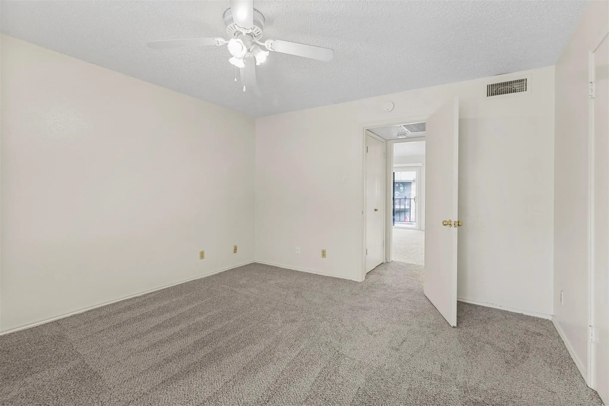 Condominium For Rent in Dallas County , 15221 Berry Trail 108, Dallas, Texas 75248, 1 Bedroom, 1 Bathroom, Garage spaces, 750 Sqft, built in 1981, mls#21397586, Real Estate Agent in Dallas, Homes For Rent in Dallas county, Homes For Rent in Dallas, Realtor in Dallas Texas, Real Estate Brokerage Independent Realty Texas, Luminita Cordes Realtor