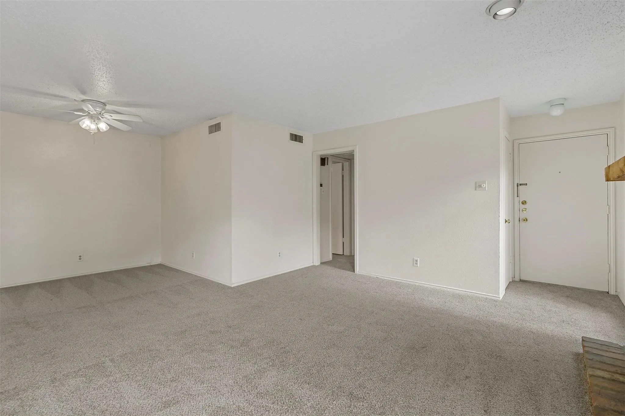 Condominium For Rent in Dallas County , 15221 Berry Trail 108, Dallas, Texas 75248, 1 Bedroom, 1 Bathroom, Garage spaces, 750 Sqft, built in 1981, mls#21397586, Real Estate Agent in Dallas, Homes For Rent in Dallas county, Homes For Rent in Dallas, Realtor in Dallas Texas, Real Estate Brokerage Independent Realty Texas, Luminita Cordes Realtor