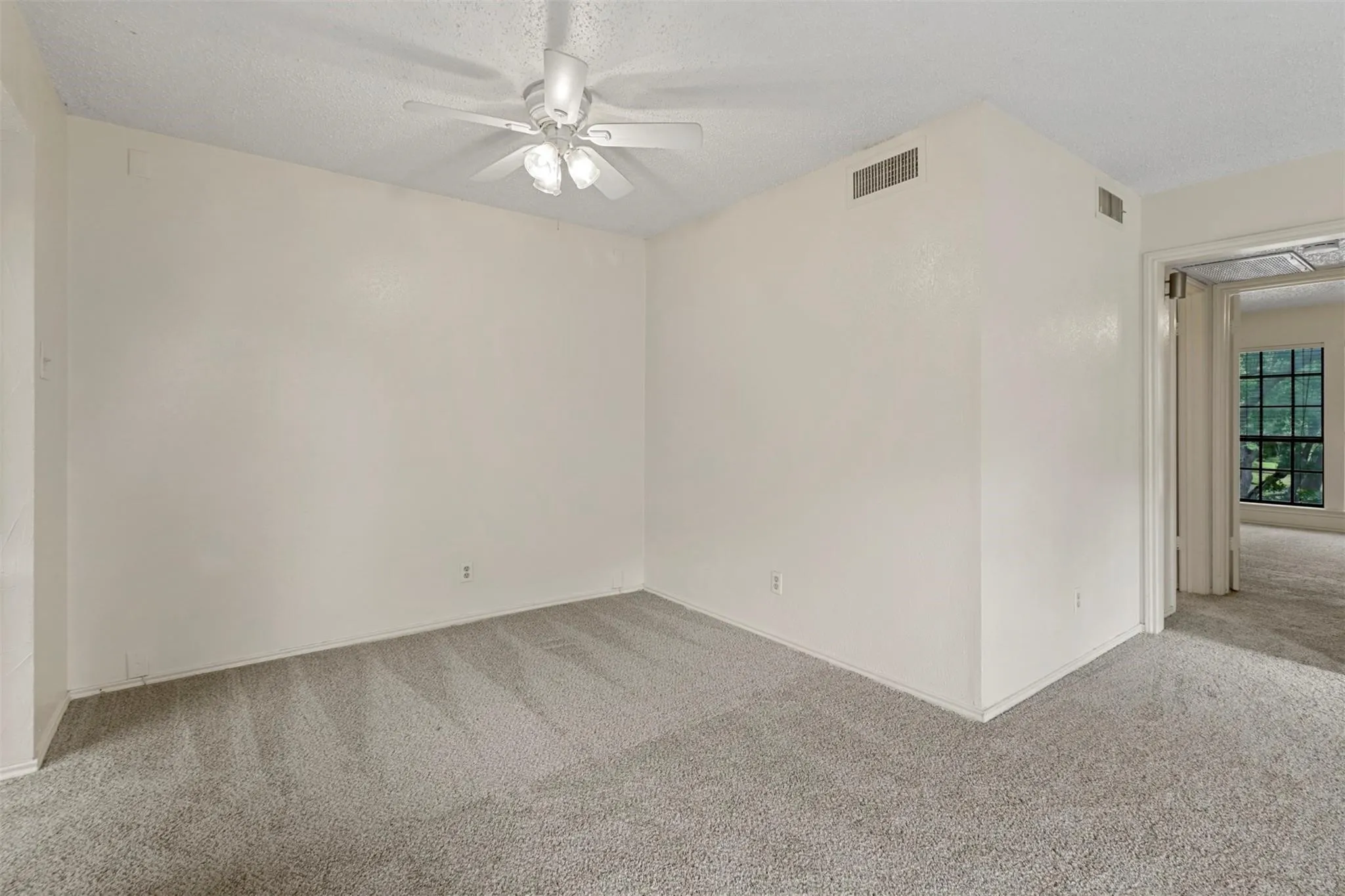 Condominium For Rent in Dallas County , 15221 Berry Trail 108, Dallas, Texas 75248, 1 Bedroom, 1 Bathroom, Garage spaces, 750 Sqft, built in 1981, mls#21397586, Real Estate Agent in Dallas, Homes For Rent in Dallas county, Homes For Rent in Dallas, Realtor in Dallas Texas, Real Estate Brokerage Independent Realty Texas, Luminita Cordes Realtor