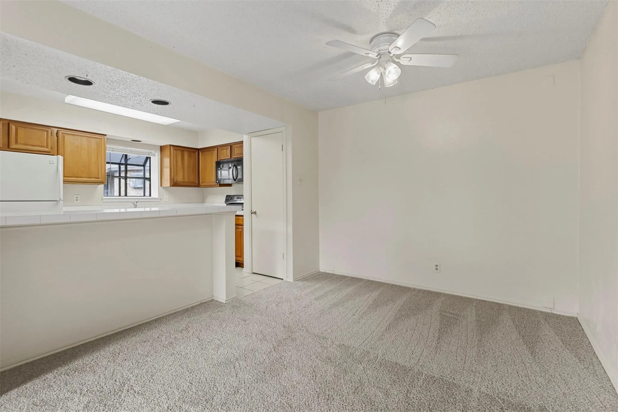 Condominium For Rent in Dallas County , 15221 Berry Trail 108, Dallas, Texas 75248, 1 Bedroom, 1 Bathroom, Garage spaces, 750 Sqft, built in 1981, mls#21397586, Real Estate Agent in Dallas, Homes For Rent in Dallas county, Homes For Rent in Dallas, Realtor in Dallas Texas, Real Estate Brokerage Independent Realty Texas, Luminita Cordes Realtor