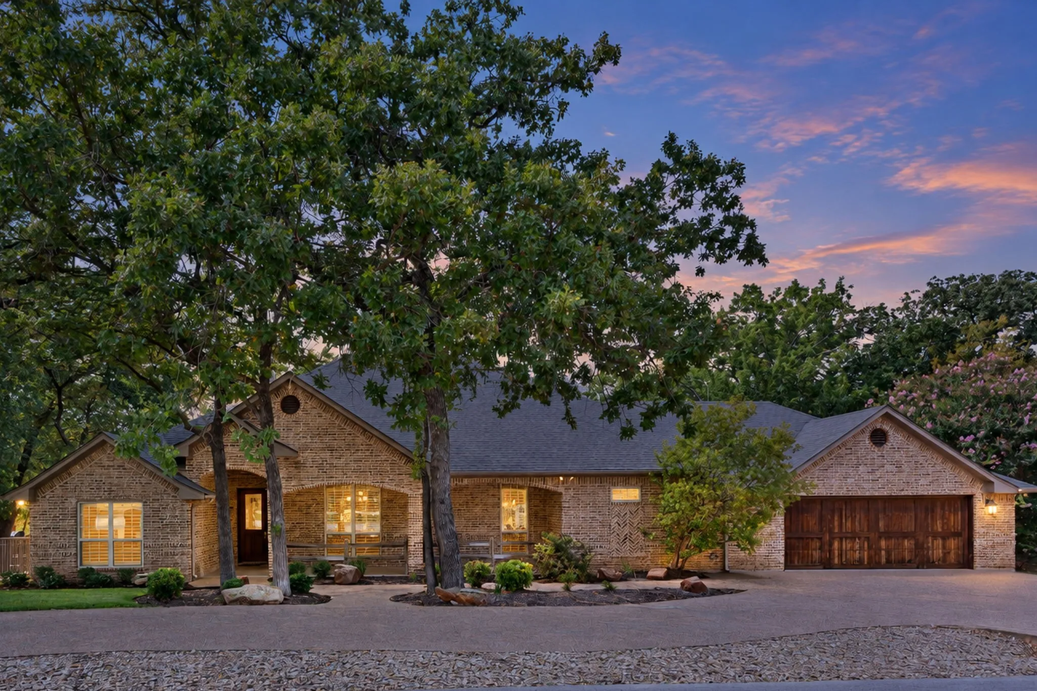 Single Family Residence For Sale in Hood County , 6318 Sonora Drive, Granbury, Texas 76049, 3 Bedroom, 3 Bathroom, 3 Garage spaces, 2,921 Sqft, built in 2006, mls#21397488, Real Estate Agent in Granbury, Homes For Sale in Hood county, Homes For Sale in Granbury, Realtor in Granbury Texas, Real Estate Brokerage Independent Realty Texas, Luminita Cordes Realtor