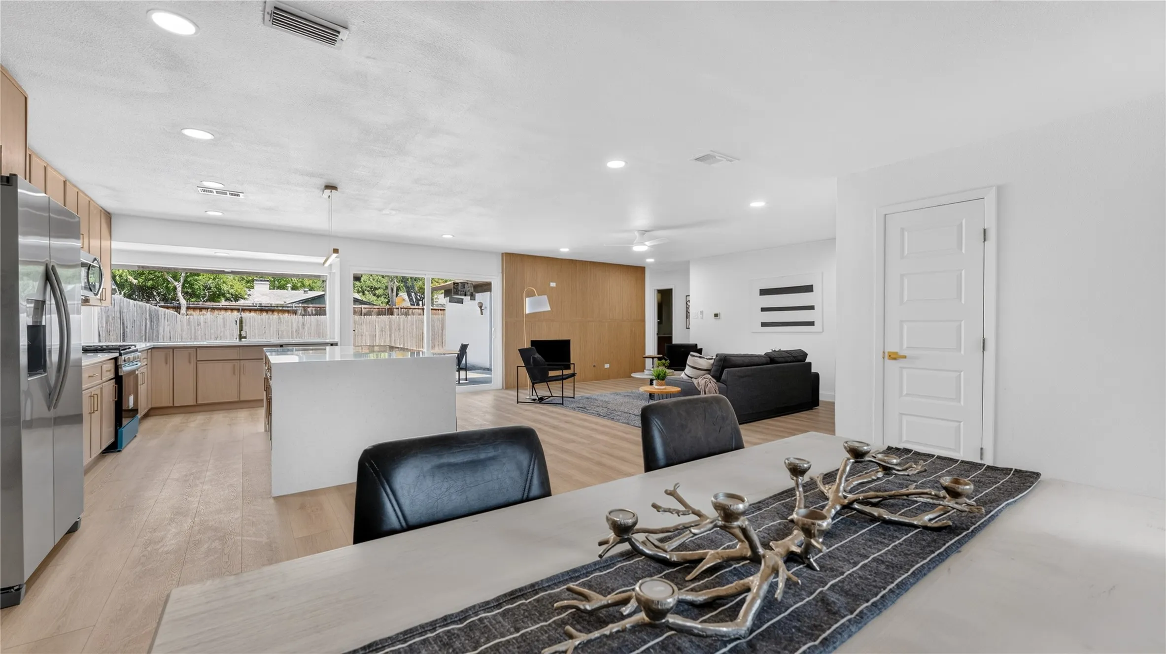 Single Family Residence For Rent in Dallas County , 3757 Blue Trace Lane, Farmers Branch, Texas 75244, 4 Bedroom, 2 Bathroom, 2 Garage spaces, 2,341 Sqft, built in 1969, mls#21397565, Real Estate Agent in Farmers Branch, Homes For Rent in Dallas county, Homes For Rent in Farmers Branch, Realtor in Farmers Branch Texas, Real Estate Brokerage Independent Realty Texas, Luminita Cordes Realtor