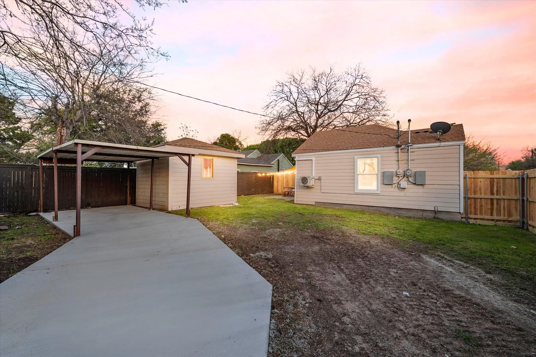 Duplex For Rent in Tarrant County , 3285 Clover Lane Street, Fort Worth, Texas 76107, 1 Bedroom, 1 Bathroom, Garage spaces, 1,247 Sqft, built in 1943, mls#21397604, Real Estate Agent in Fort Worth, Homes For Rent in Tarrant county, Homes For Rent in Fort Worth, Realtor in Fort Worth Texas, Real Estate Brokerage Independent Realty Texas, Luminita Cordes Realtor