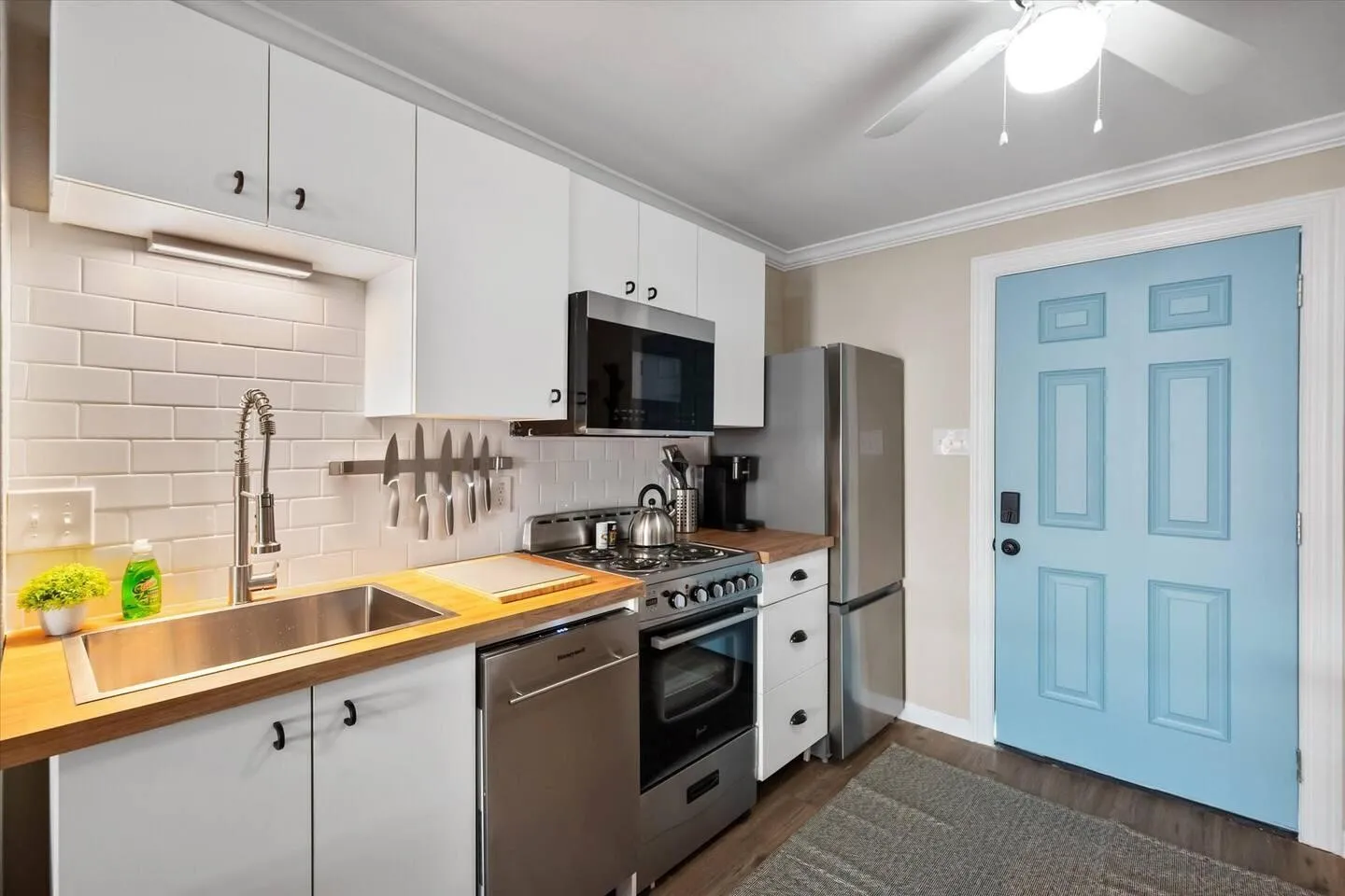 Duplex For Rent in Tarrant County , 3285 Clover Lane Street, Fort Worth, Texas 76107, 1 Bedroom, 1 Bathroom, Garage spaces, 1,247 Sqft, built in 1943, mls#21397604, Real Estate Agent in Fort Worth, Homes For Rent in Tarrant county, Homes For Rent in Fort Worth, Realtor in Fort Worth Texas, Real Estate Brokerage Independent Realty Texas, Luminita Cordes Realtor