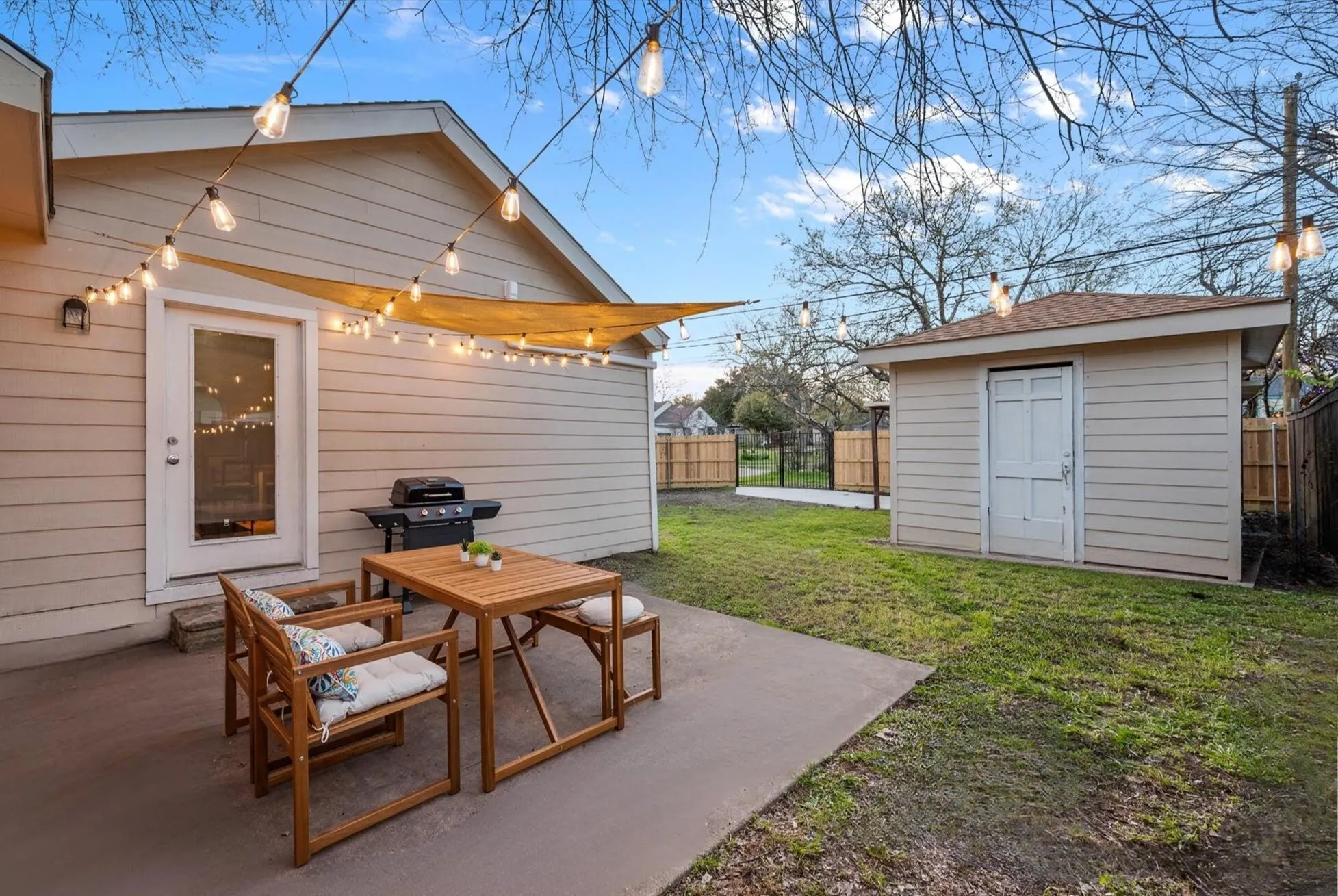 Duplex For Rent in Tarrant County , 3285 Clover Lane Street, Fort Worth, Texas 76107, 1 Bedroom, 1 Bathroom, Garage spaces, 1,247 Sqft, built in 1943, mls#21397604, Real Estate Agent in Fort Worth, Homes For Rent in Tarrant county, Homes For Rent in Fort Worth, Realtor in Fort Worth Texas, Real Estate Brokerage Independent Realty Texas, Luminita Cordes Realtor