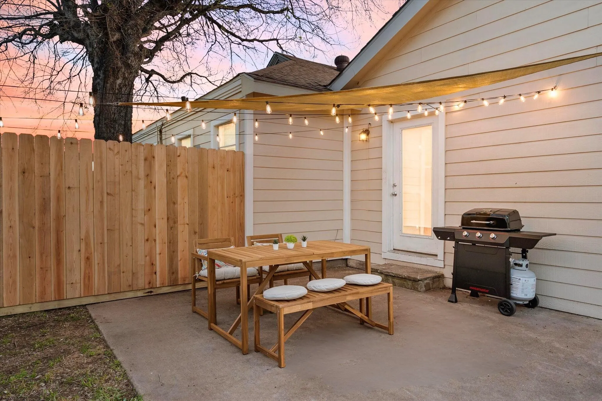 Duplex For Rent in Tarrant County , 3285 Clover Lane Street, Fort Worth, Texas 76107, 1 Bedroom, 1 Bathroom, Garage spaces, 1,247 Sqft, built in 1943, mls#21397604, Real Estate Agent in Fort Worth, Homes For Rent in Tarrant county, Homes For Rent in Fort Worth, Realtor in Fort Worth Texas, Real Estate Brokerage Independent Realty Texas, Luminita Cordes Realtor