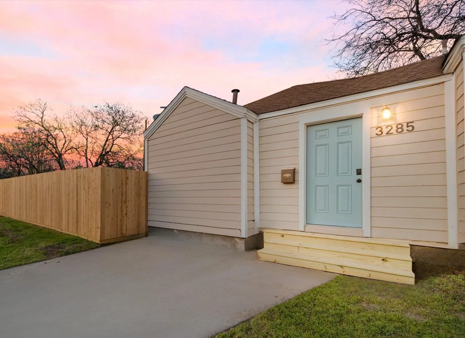 Duplex For Rent in Tarrant County , 3285 Clover Lane Street, Fort Worth, Texas 76107, 1 Bedroom, 1 Bathroom, Garage spaces, 1,247 Sqft, built in 1943, mls#21397604, Real Estate Agent in Fort Worth, Homes For Rent in Tarrant county, Homes For Rent in Fort Worth, Realtor in Fort Worth Texas, Real Estate Brokerage Independent Realty Texas, Luminita Cordes Realtor