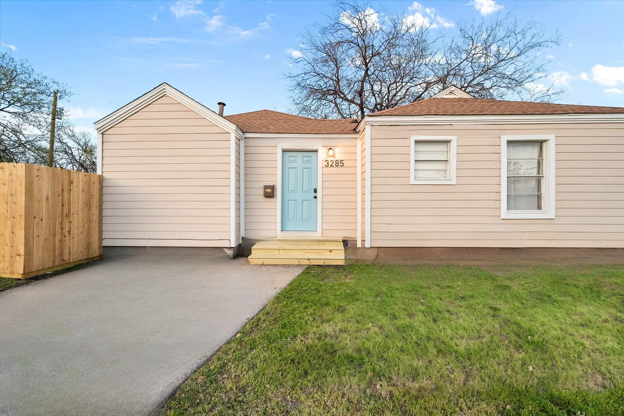 Duplex For Rent in Tarrant County , 3285 Clover Lane Street, Fort Worth, Texas 76107, 1 Bedroom, 1 Bathroom, Garage spaces, 1,247 Sqft, built in 1943, mls#21397604, Real Estate Agent in Fort Worth, Homes For Rent in Tarrant county, Homes For Rent in Fort Worth, Realtor in Fort Worth Texas, Real Estate Brokerage Independent Realty Texas, Luminita Cordes Realtor