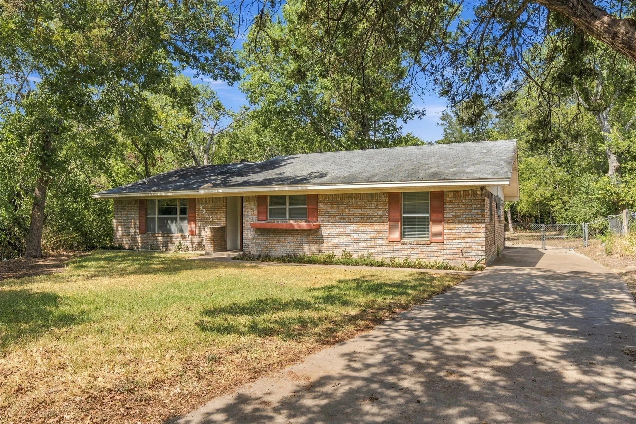 Single Family Residence For Sale in Mc Lennan County , 9325 Bryce Drive, Woodway, Texas 76712, 3 Bedroom, 2 Bathroom, 1 Garage spaces, 2,221 Sqft, built in 1971, mls#21397496, Real Estate Agent in Woodway, Homes For Sale in Mc Lennan county, Homes For Sale in Woodway, Realtor in Woodway Texas, Real Estate Brokerage Independent Realty Texas, Luminita Cordes Realtor