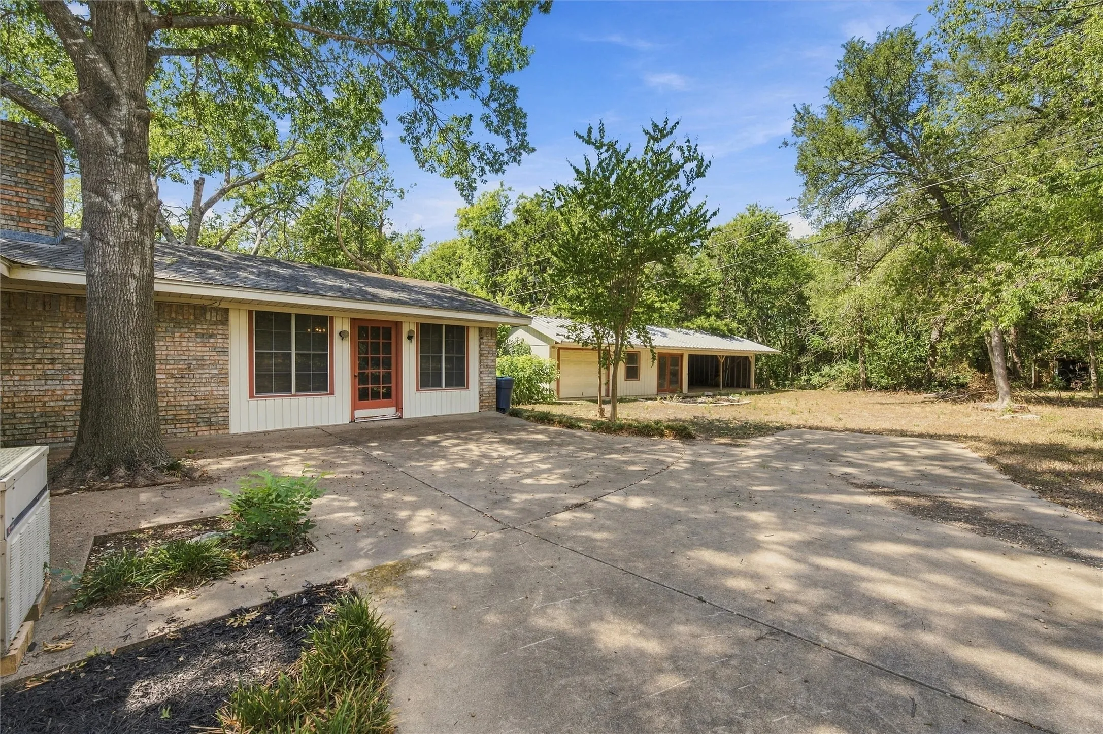 Single Family Residence For Sale in Mc Lennan County , 9325 Bryce Drive, Woodway, Texas 76712, 3 Bedroom, 2 Bathroom, 1 Garage spaces, 2,221 Sqft, built in 1971, mls#21397496, Real Estate Agent in Woodway, Homes For Sale in Mc Lennan county, Homes For Sale in Woodway, Realtor in Woodway Texas, Real Estate Brokerage Independent Realty Texas, Luminita Cordes Realtor