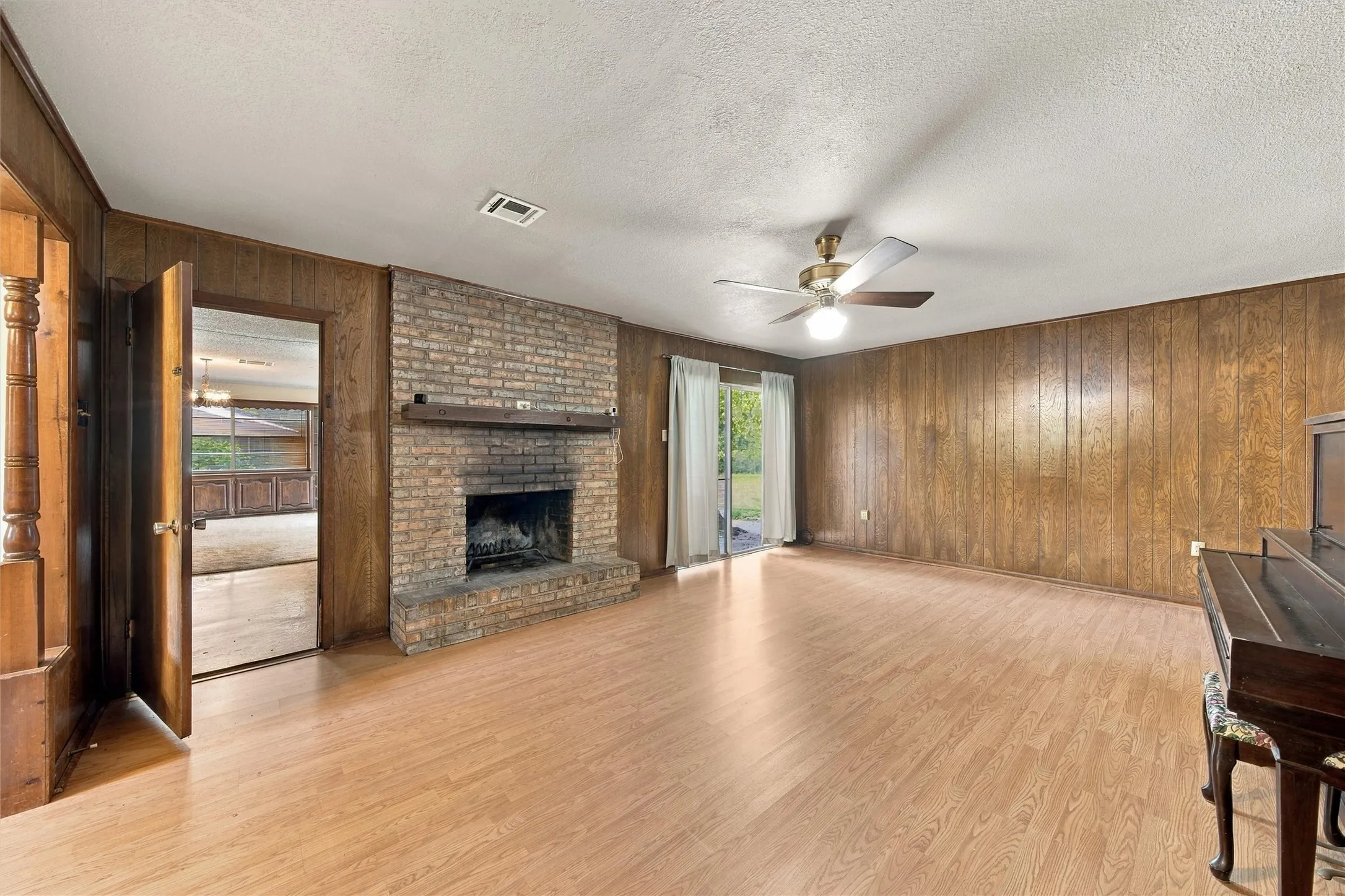 Single Family Residence For Sale in Mc Lennan County , 9325 Bryce Drive, Woodway, Texas 76712, 3 Bedroom, 2 Bathroom, 1 Garage spaces, 2,221 Sqft, built in 1971, mls#21397496, Real Estate Agent in Woodway, Homes For Sale in Mc Lennan county, Homes For Sale in Woodway, Realtor in Woodway Texas, Real Estate Brokerage Independent Realty Texas, Luminita Cordes Realtor