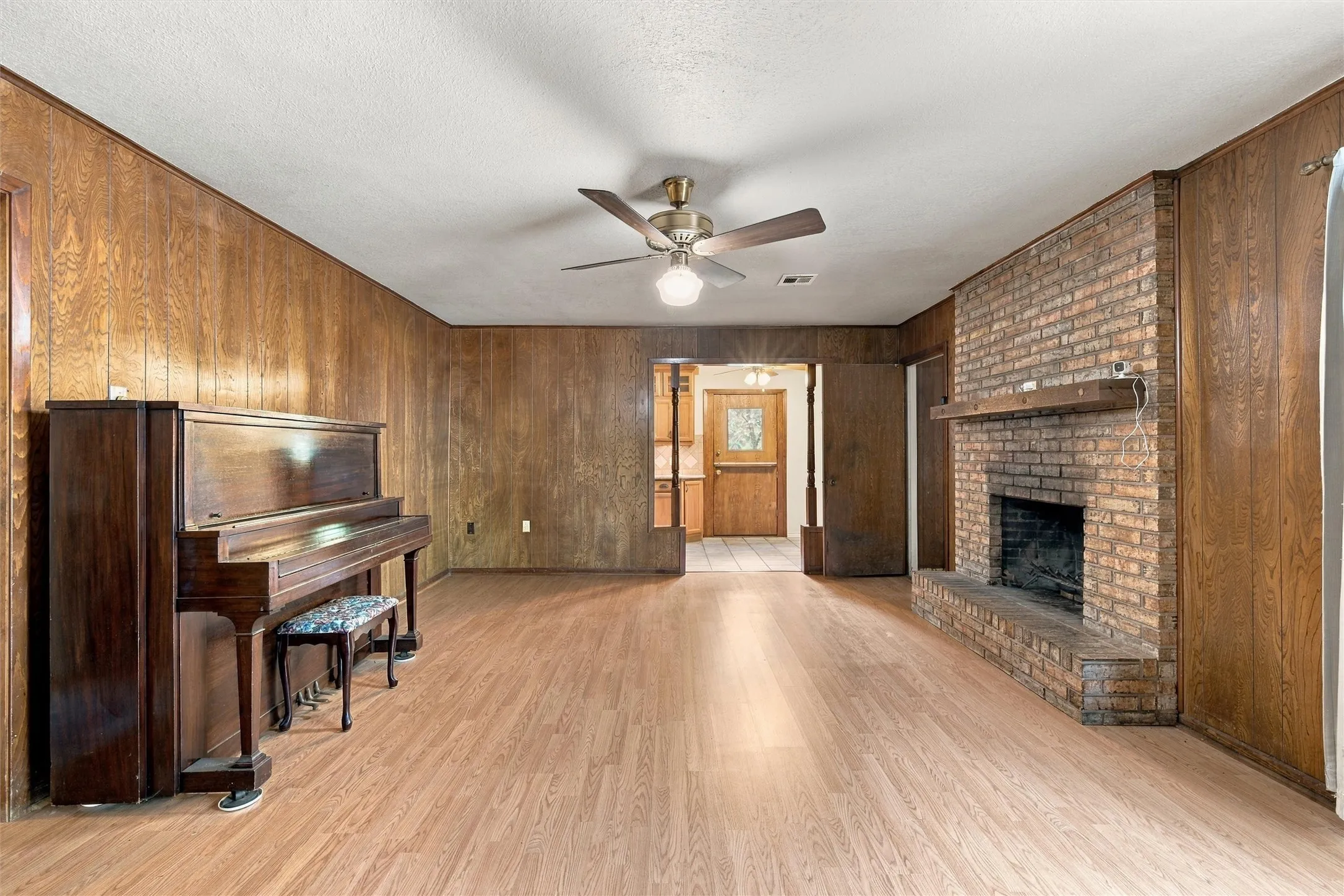 Single Family Residence For Sale in Mc Lennan County , 9325 Bryce Drive, Woodway, Texas 76712, 3 Bedroom, 2 Bathroom, 1 Garage spaces, 2,221 Sqft, built in 1971, mls#21397496, Real Estate Agent in Woodway, Homes For Sale in Mc Lennan county, Homes For Sale in Woodway, Realtor in Woodway Texas, Real Estate Brokerage Independent Realty Texas, Luminita Cordes Realtor