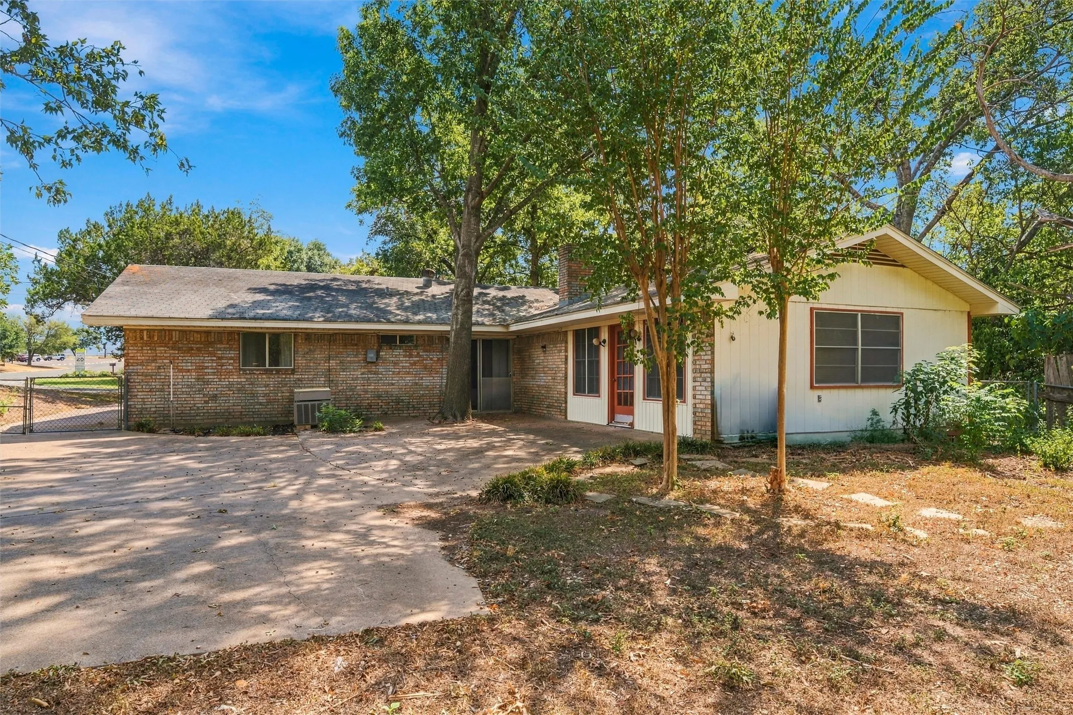 Single Family Residence For Sale in Mc Lennan County , 9325 Bryce Drive, Woodway, Texas 76712, 3 Bedroom, 2 Bathroom, 1 Garage spaces, 2,221 Sqft, built in 1971, mls#21397496, Real Estate Agent in Woodway, Homes For Sale in Mc Lennan county, Homes For Sale in Woodway, Realtor in Woodway Texas, Real Estate Brokerage Independent Realty Texas, Luminita Cordes Realtor