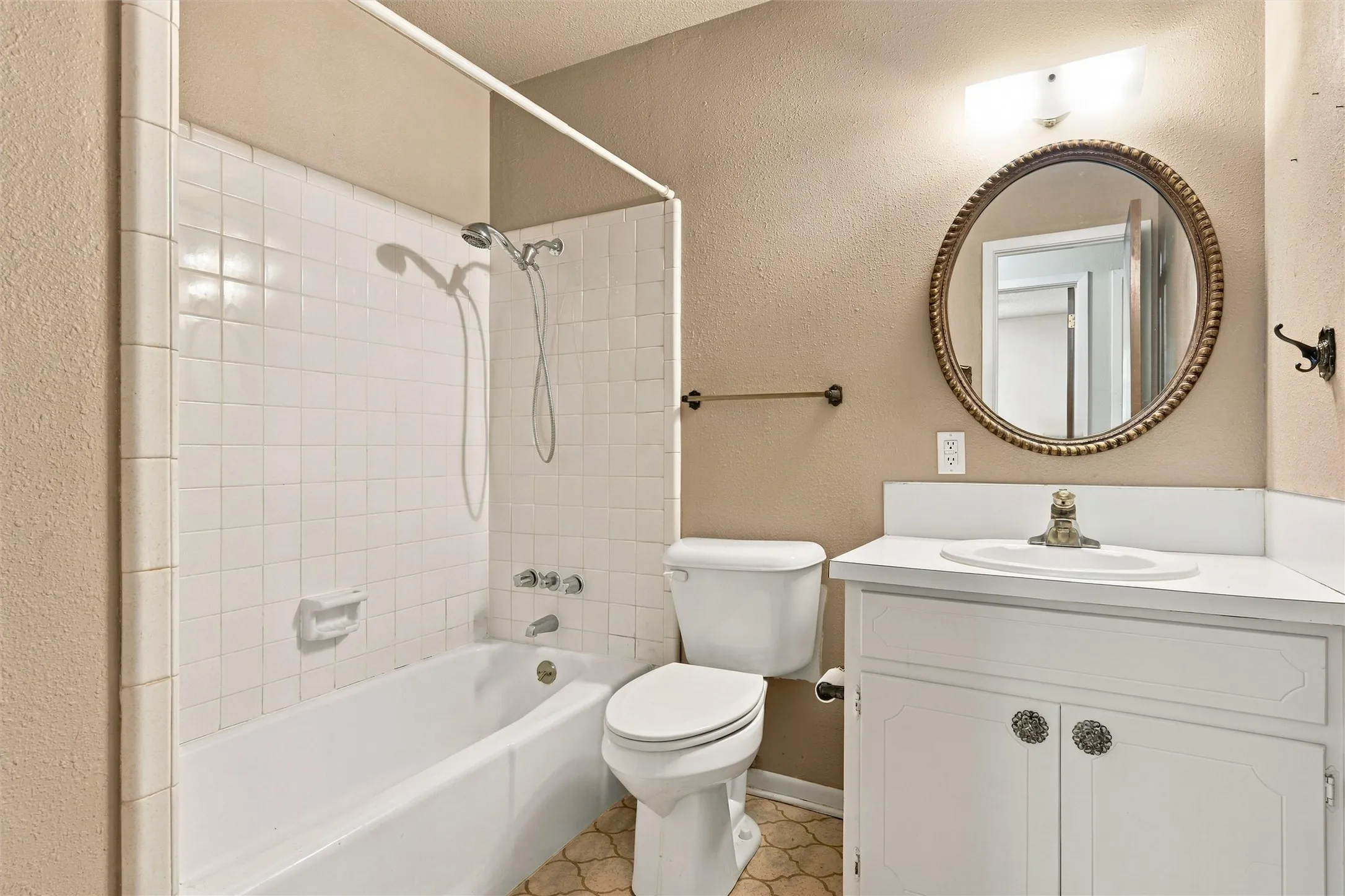 Single Family Residence For Sale in Mc Lennan County , 9325 Bryce Drive, Woodway, Texas 76712, 3 Bedroom, 2 Bathroom, 1 Garage spaces, 2,221 Sqft, built in 1971, mls#21397496, Real Estate Agent in Woodway, Homes For Sale in Mc Lennan county, Homes For Sale in Woodway, Realtor in Woodway Texas, Real Estate Brokerage Independent Realty Texas, Luminita Cordes Realtor