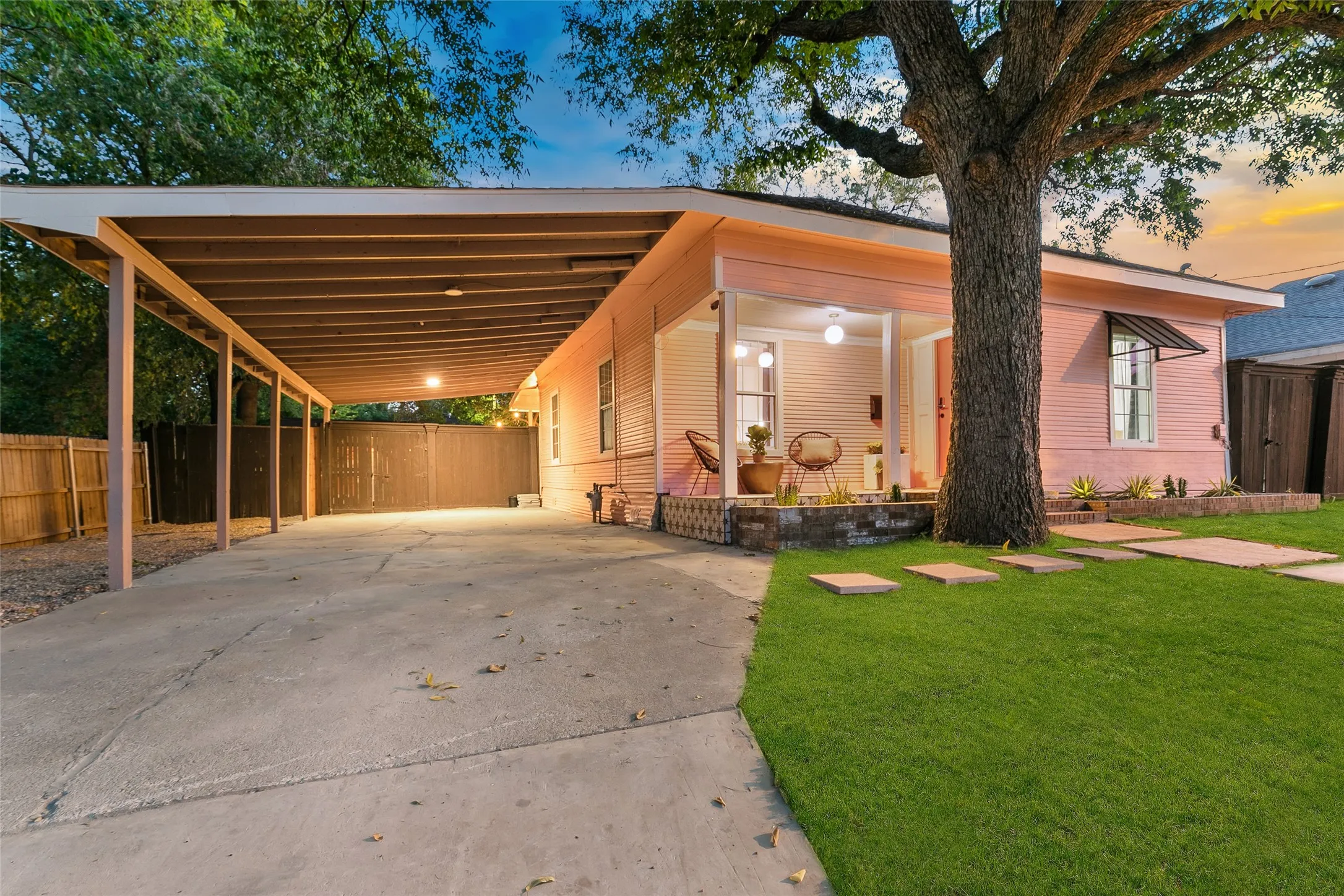 Single Family Residence For Rent in Collin County , 214 Short Street, Mc Kinney, Texas 75069, 2 Bedroom, 1 Bathroom, Garage spaces, 827 Sqft, built in 1955, mls#21391024, Real Estate Agent in Mc Kinney, Homes For Rent in Collin county, Homes For Rent in Mc Kinney, Realtor in Mc Kinney Texas, Real Estate Brokerage Independent Realty Texas, Luminita Cordes Realtor