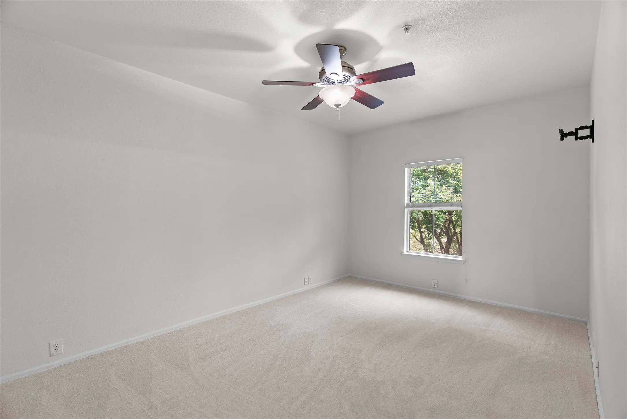 Townhouse For Sale in Denton County , 565 Legends Drive, Lewisville, Texas 75057, 3 Bedroom, 3 Bathroom, 2 Garage spaces, 1,552 Sqft, built in 2006, mls#21397289, Real Estate Agent in Lewisville, Homes For Sale in Denton county, Homes For Sale in Lewisville, Realtor in Lewisville Texas, Real Estate Brokerage Independent Realty Texas, Luminita Cordes Realtor
