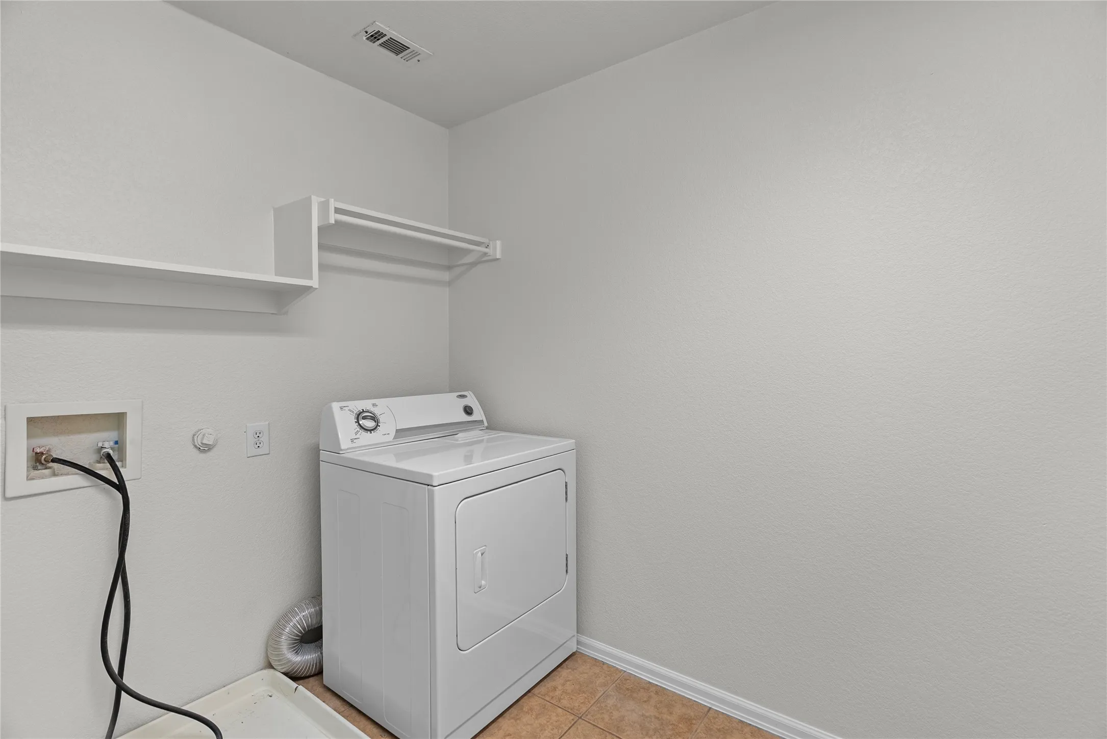 Townhouse For Sale in Denton County , 565 Legends Drive, Lewisville, Texas 75057, 3 Bedroom, 3 Bathroom, 2 Garage spaces, 1,552 Sqft, built in 2006, mls#21397289, Real Estate Agent in Lewisville, Homes For Sale in Denton county, Homes For Sale in Lewisville, Realtor in Lewisville Texas, Real Estate Brokerage Independent Realty Texas, Luminita Cordes Realtor