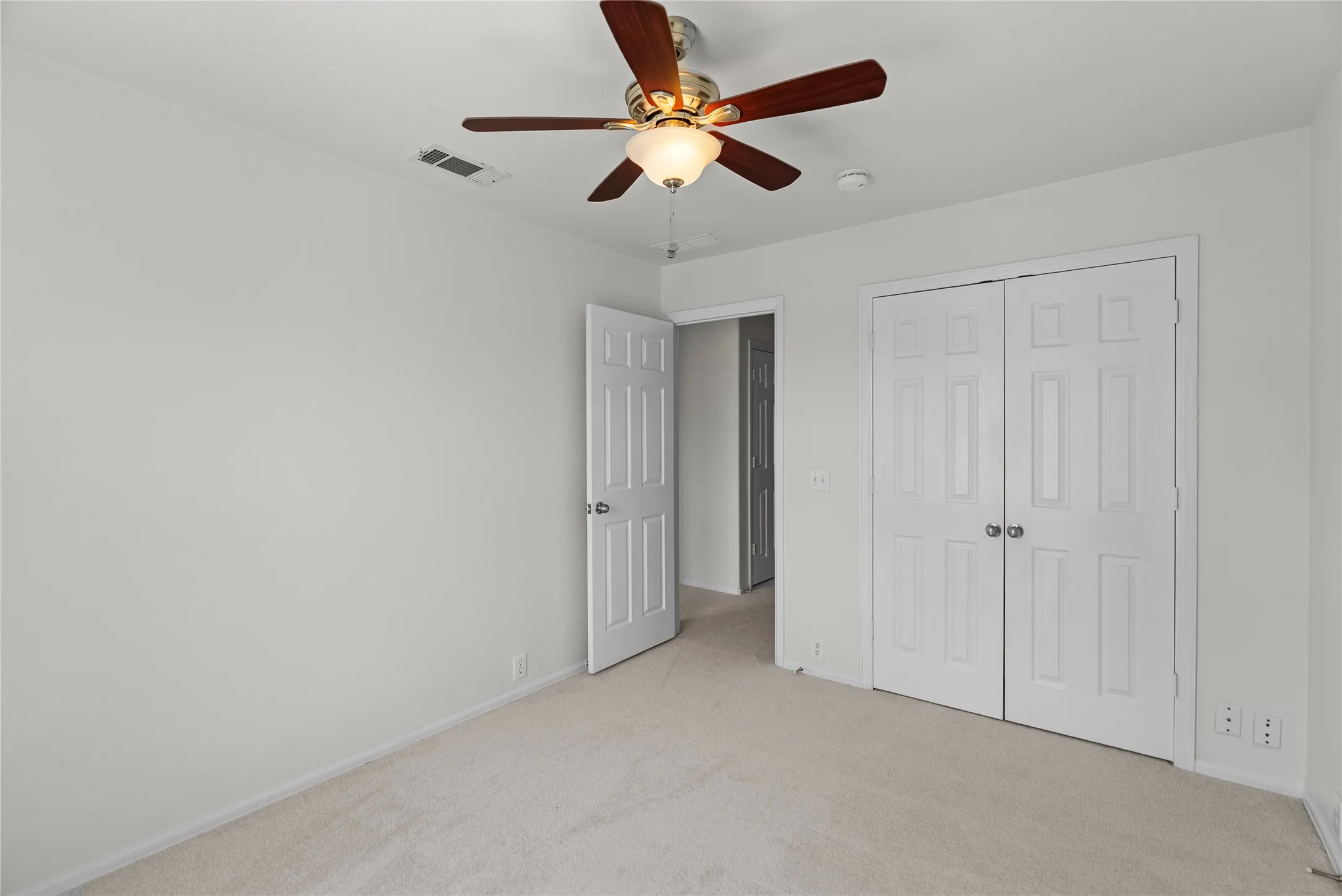Townhouse For Sale in Denton County , 565 Legends Drive, Lewisville, Texas 75057, 3 Bedroom, 3 Bathroom, 2 Garage spaces, 1,552 Sqft, built in 2006, mls#21397289, Real Estate Agent in Lewisville, Homes For Sale in Denton county, Homes For Sale in Lewisville, Realtor in Lewisville Texas, Real Estate Brokerage Independent Realty Texas, Luminita Cordes Realtor