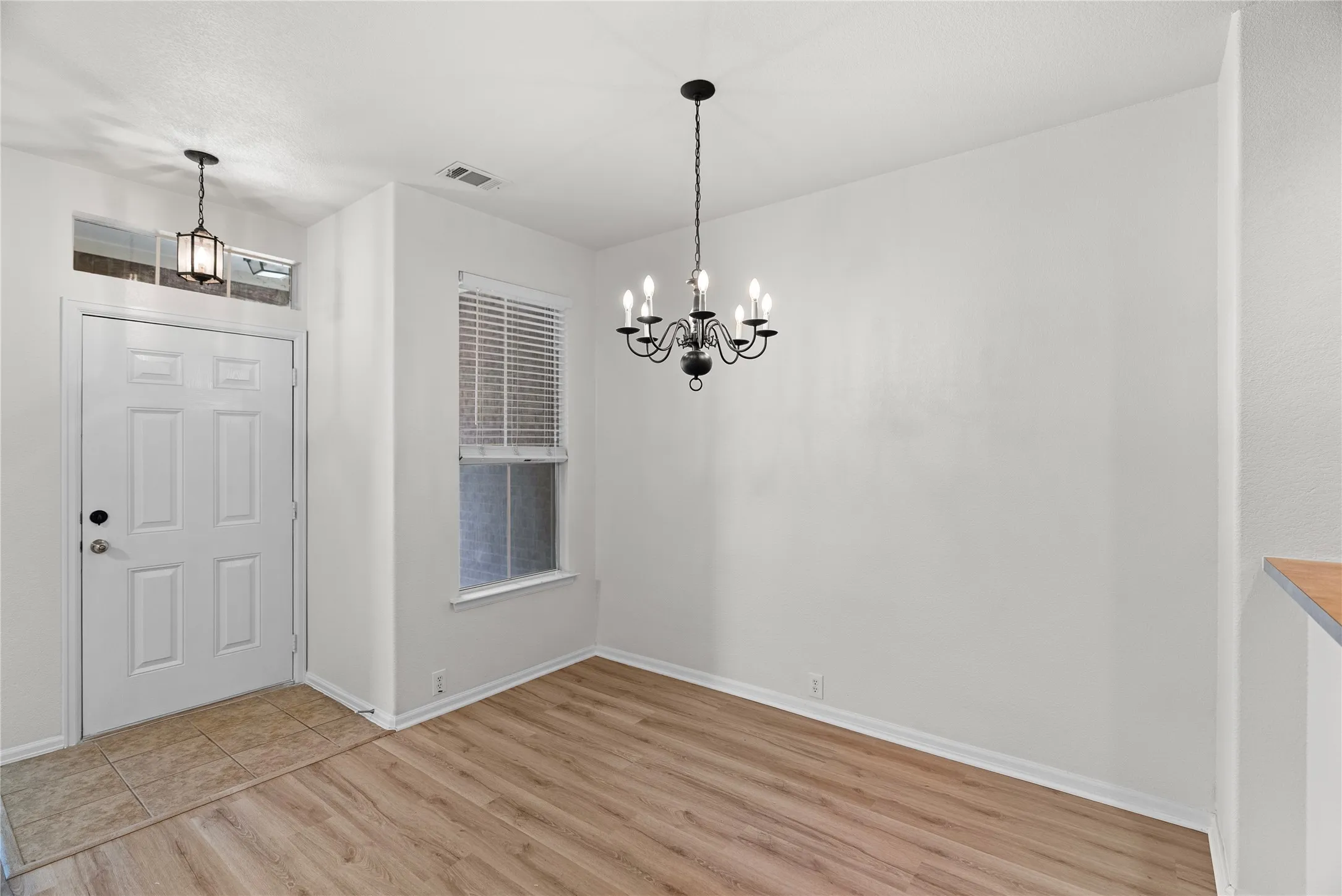 Townhouse For Sale in Denton County , 565 Legends Drive, Lewisville, Texas 75057, 3 Bedroom, 3 Bathroom, 2 Garage spaces, 1,552 Sqft, built in 2006, mls#21397289, Real Estate Agent in Lewisville, Homes For Sale in Denton county, Homes For Sale in Lewisville, Realtor in Lewisville Texas, Real Estate Brokerage Independent Realty Texas, Luminita Cordes Realtor