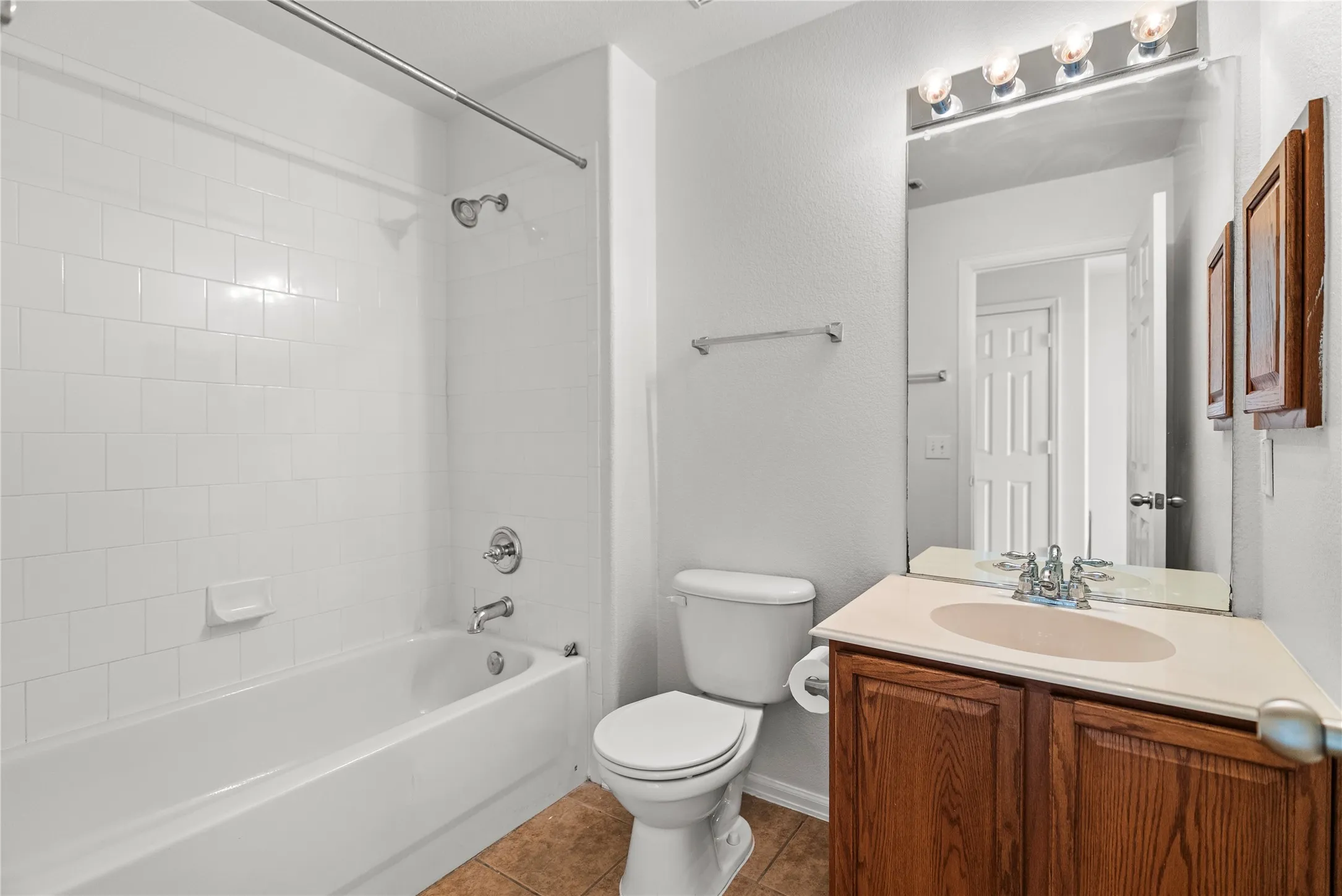 Townhouse For Sale in Denton County , 565 Legends Drive, Lewisville, Texas 75057, 3 Bedroom, 3 Bathroom, 2 Garage spaces, 1,552 Sqft, built in 2006, mls#21397289, Real Estate Agent in Lewisville, Homes For Sale in Denton county, Homes For Sale in Lewisville, Realtor in Lewisville Texas, Real Estate Brokerage Independent Realty Texas, Luminita Cordes Realtor