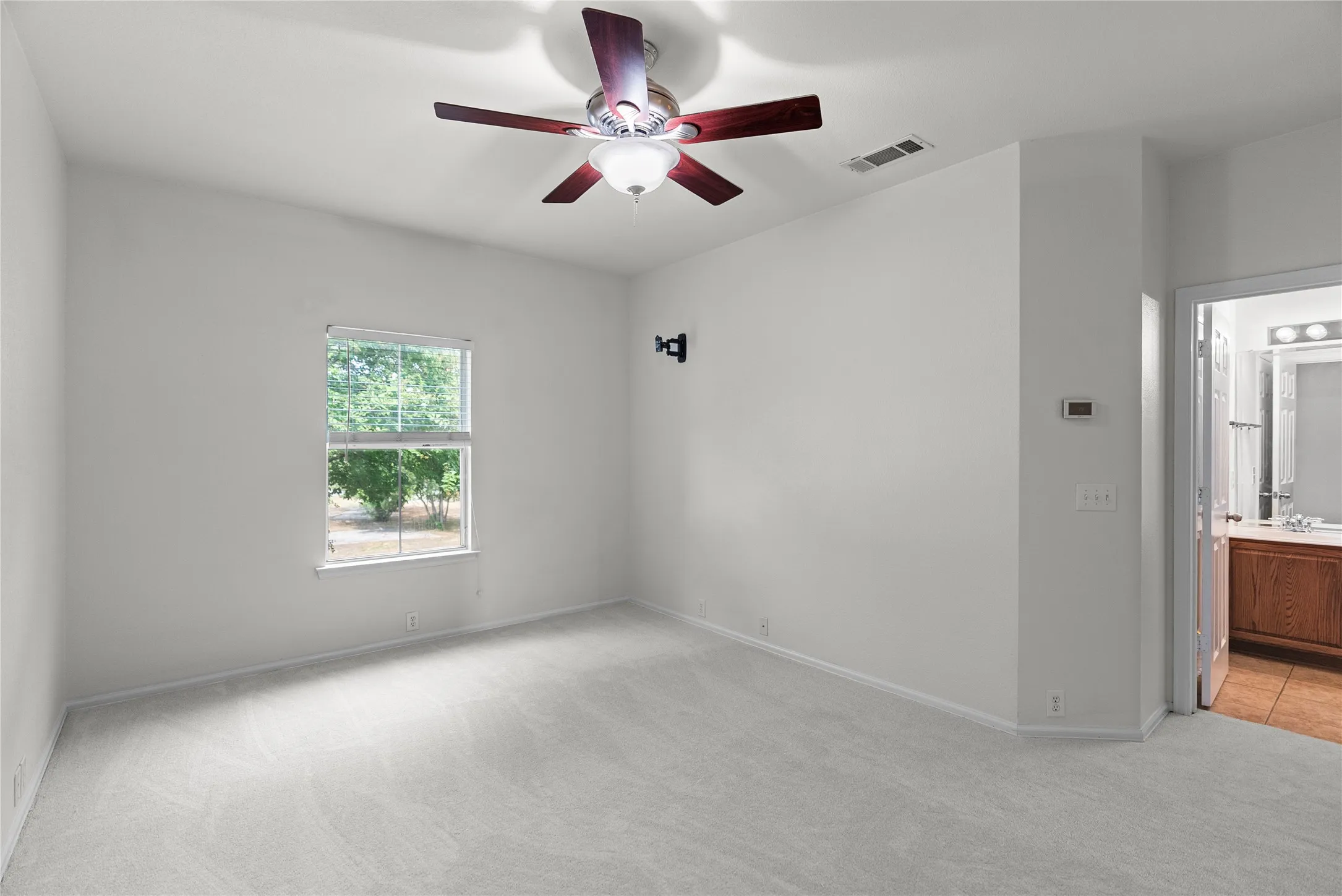 Townhouse For Sale in Denton County , 565 Legends Drive, Lewisville, Texas 75057, 3 Bedroom, 3 Bathroom, 2 Garage spaces, 1,552 Sqft, built in 2006, mls#21397289, Real Estate Agent in Lewisville, Homes For Sale in Denton county, Homes For Sale in Lewisville, Realtor in Lewisville Texas, Real Estate Brokerage Independent Realty Texas, Luminita Cordes Realtor