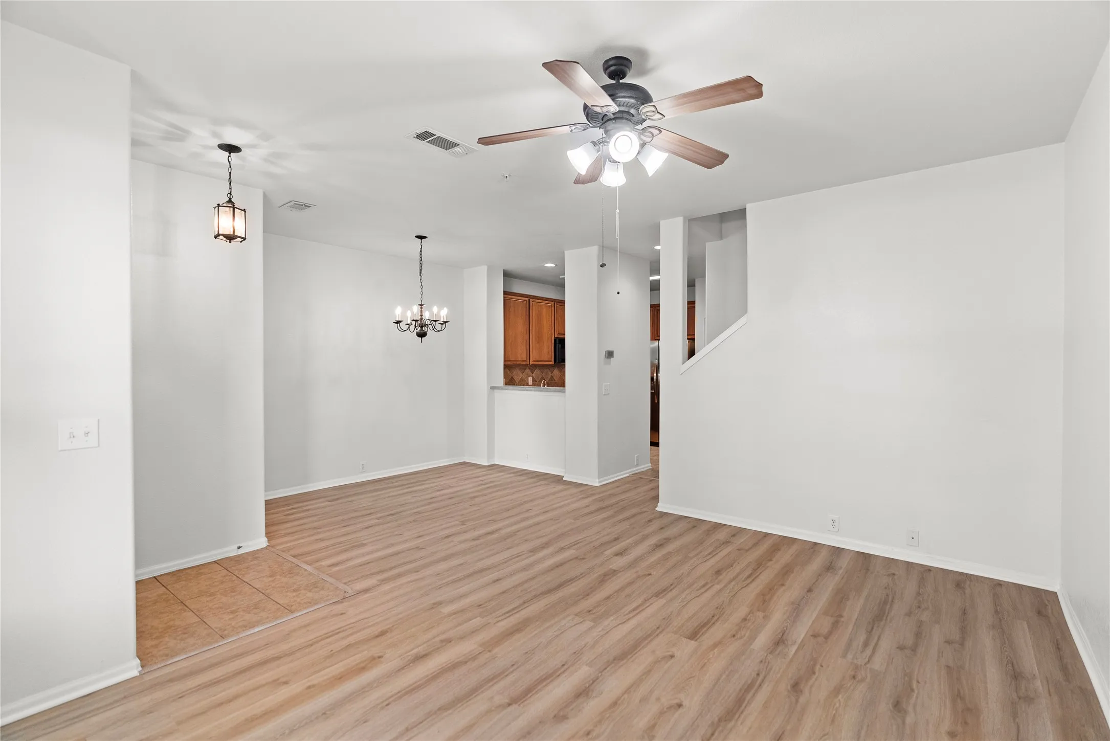 Townhouse For Sale in Denton County , 565 Legends Drive, Lewisville, Texas 75057, 3 Bedroom, 3 Bathroom, 2 Garage spaces, 1,552 Sqft, built in 2006, mls#21397289, Real Estate Agent in Lewisville, Homes For Sale in Denton county, Homes For Sale in Lewisville, Realtor in Lewisville Texas, Real Estate Brokerage Independent Realty Texas, Luminita Cordes Realtor