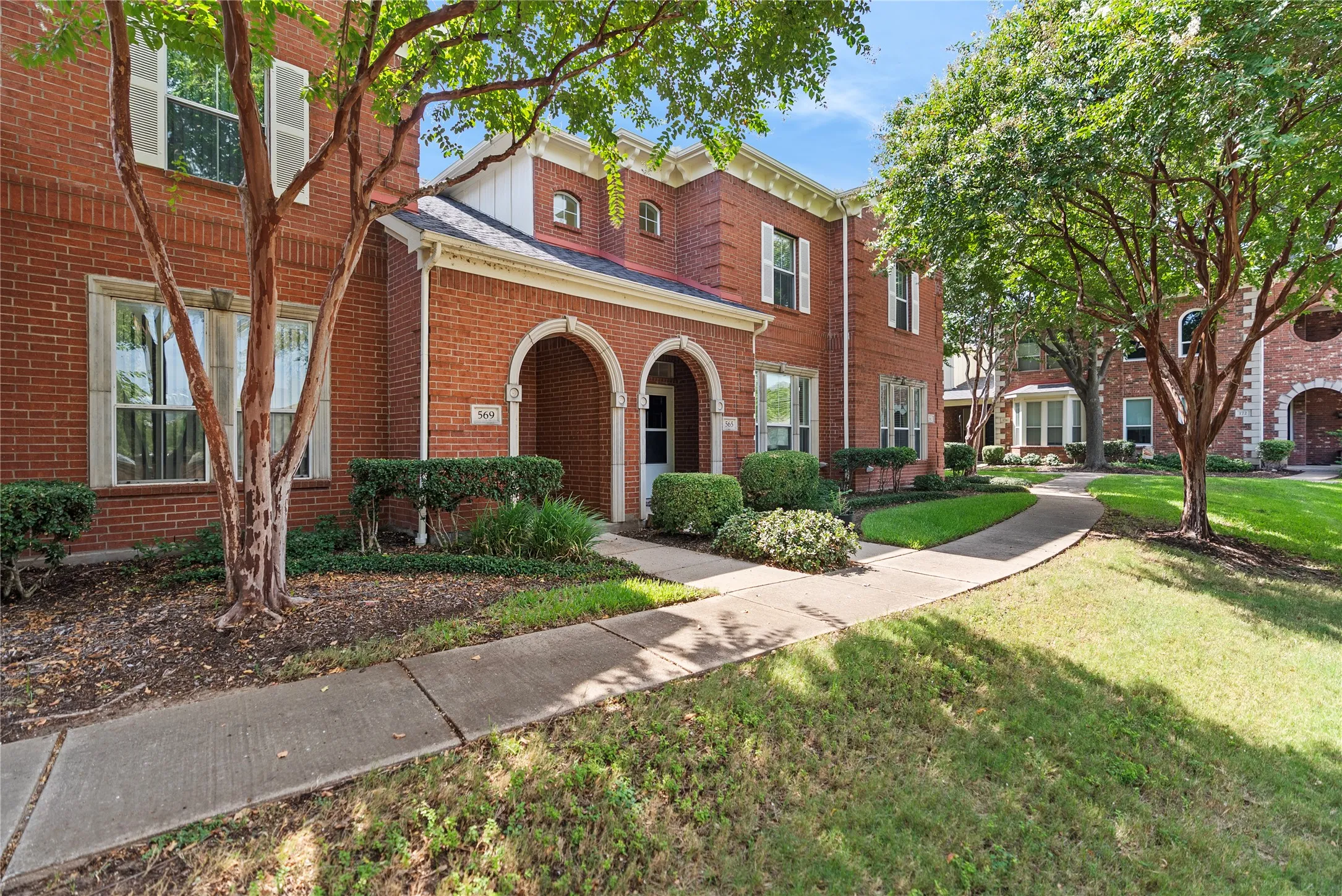 Townhouse For Sale in Denton County , 565 Legends Drive, Lewisville, Texas 75057, 3 Bedroom, 3 Bathroom, 2 Garage spaces, 1,552 Sqft, built in 2006, mls#21397289, Real Estate Agent in Lewisville, Homes For Sale in Denton county, Homes For Sale in Lewisville, Realtor in Lewisville Texas, Real Estate Brokerage Independent Realty Texas, Luminita Cordes Realtor