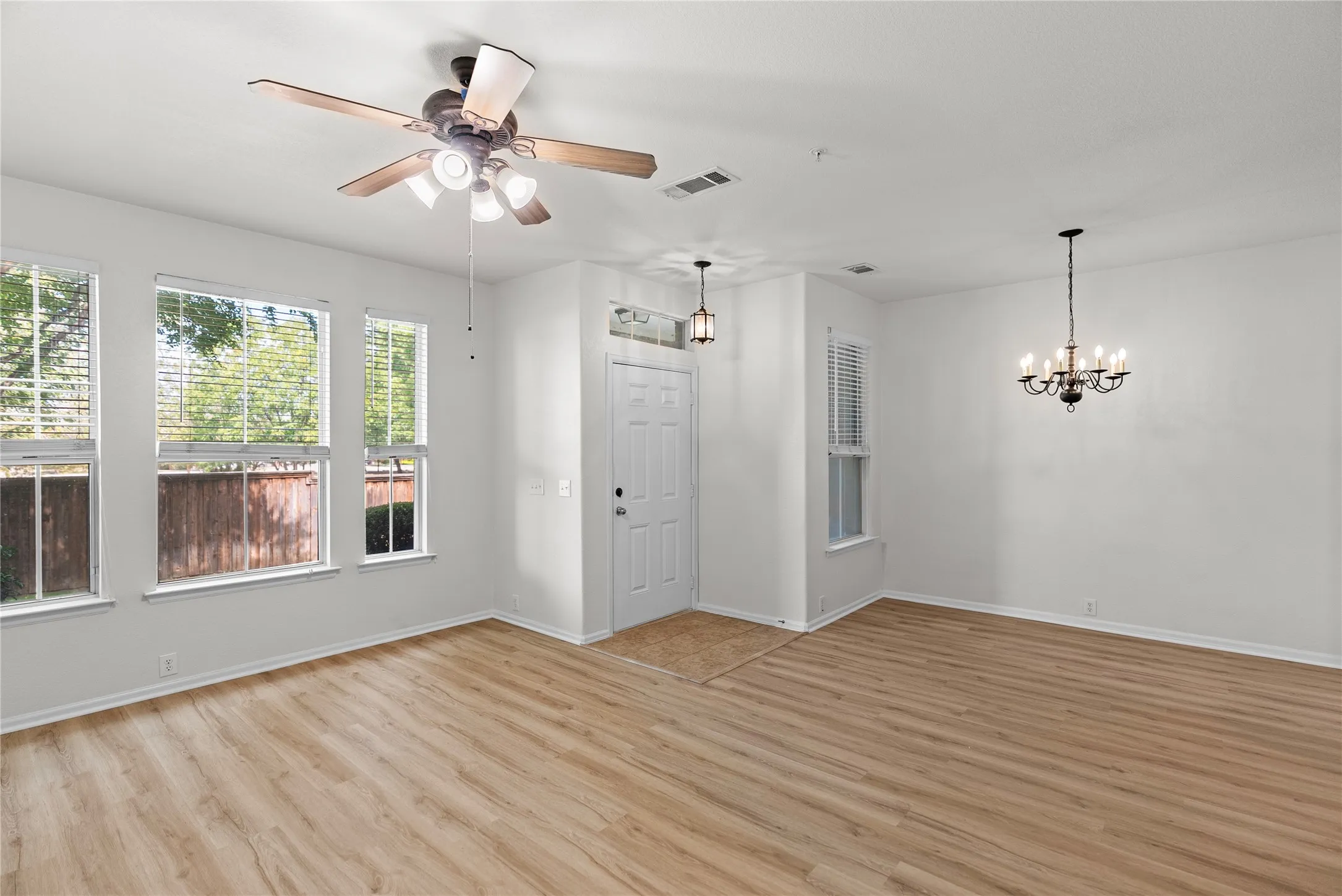 Townhouse For Sale in Denton County , 565 Legends Drive, Lewisville, Texas 75057, 3 Bedroom, 3 Bathroom, 2 Garage spaces, 1,552 Sqft, built in 2006, mls#21397289, Real Estate Agent in Lewisville, Homes For Sale in Denton county, Homes For Sale in Lewisville, Realtor in Lewisville Texas, Real Estate Brokerage Independent Realty Texas, Luminita Cordes Realtor