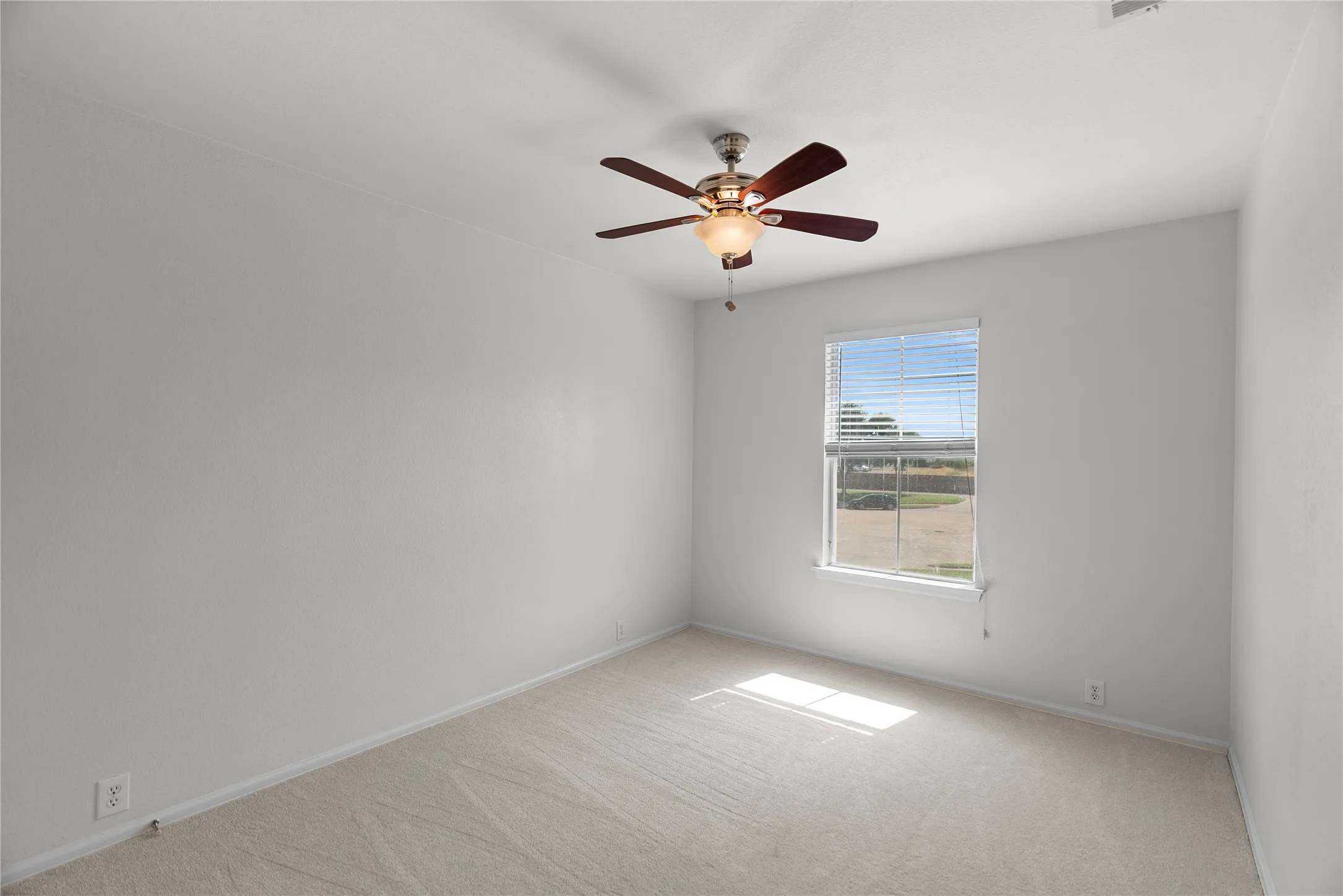 Townhouse For Sale in Denton County , 565 Legends Drive, Lewisville, Texas 75057, 3 Bedroom, 3 Bathroom, 2 Garage spaces, 1,552 Sqft, built in 2006, mls#21397289, Real Estate Agent in Lewisville, Homes For Sale in Denton county, Homes For Sale in Lewisville, Realtor in Lewisville Texas, Real Estate Brokerage Independent Realty Texas, Luminita Cordes Realtor