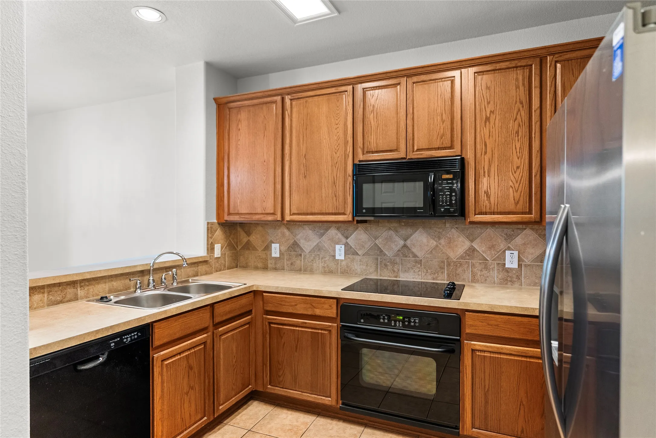 Townhouse For Sale in Denton County , 565 Legends Drive, Lewisville, Texas 75057, 3 Bedroom, 3 Bathroom, 2 Garage spaces, 1,552 Sqft, built in 2006, mls#21397289, Real Estate Agent in Lewisville, Homes For Sale in Denton county, Homes For Sale in Lewisville, Realtor in Lewisville Texas, Real Estate Brokerage Independent Realty Texas, Luminita Cordes Realtor