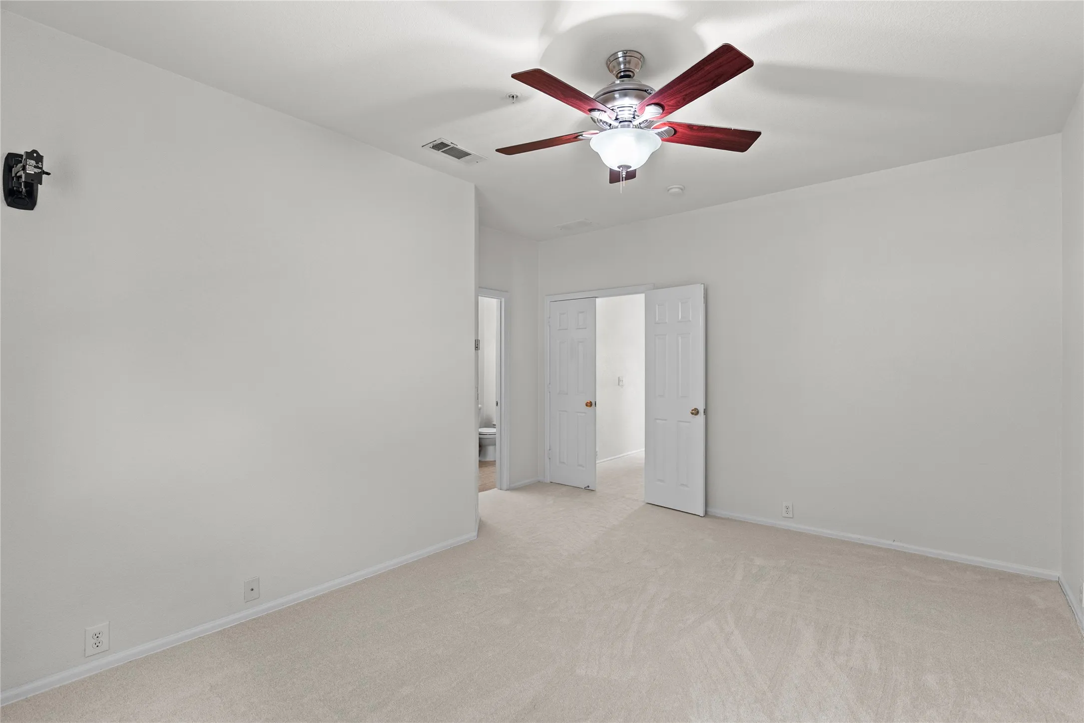 Townhouse For Sale in Denton County , 565 Legends Drive, Lewisville, Texas 75057, 3 Bedroom, 3 Bathroom, 2 Garage spaces, 1,552 Sqft, built in 2006, mls#21397289, Real Estate Agent in Lewisville, Homes For Sale in Denton county, Homes For Sale in Lewisville, Realtor in Lewisville Texas, Real Estate Brokerage Independent Realty Texas, Luminita Cordes Realtor
