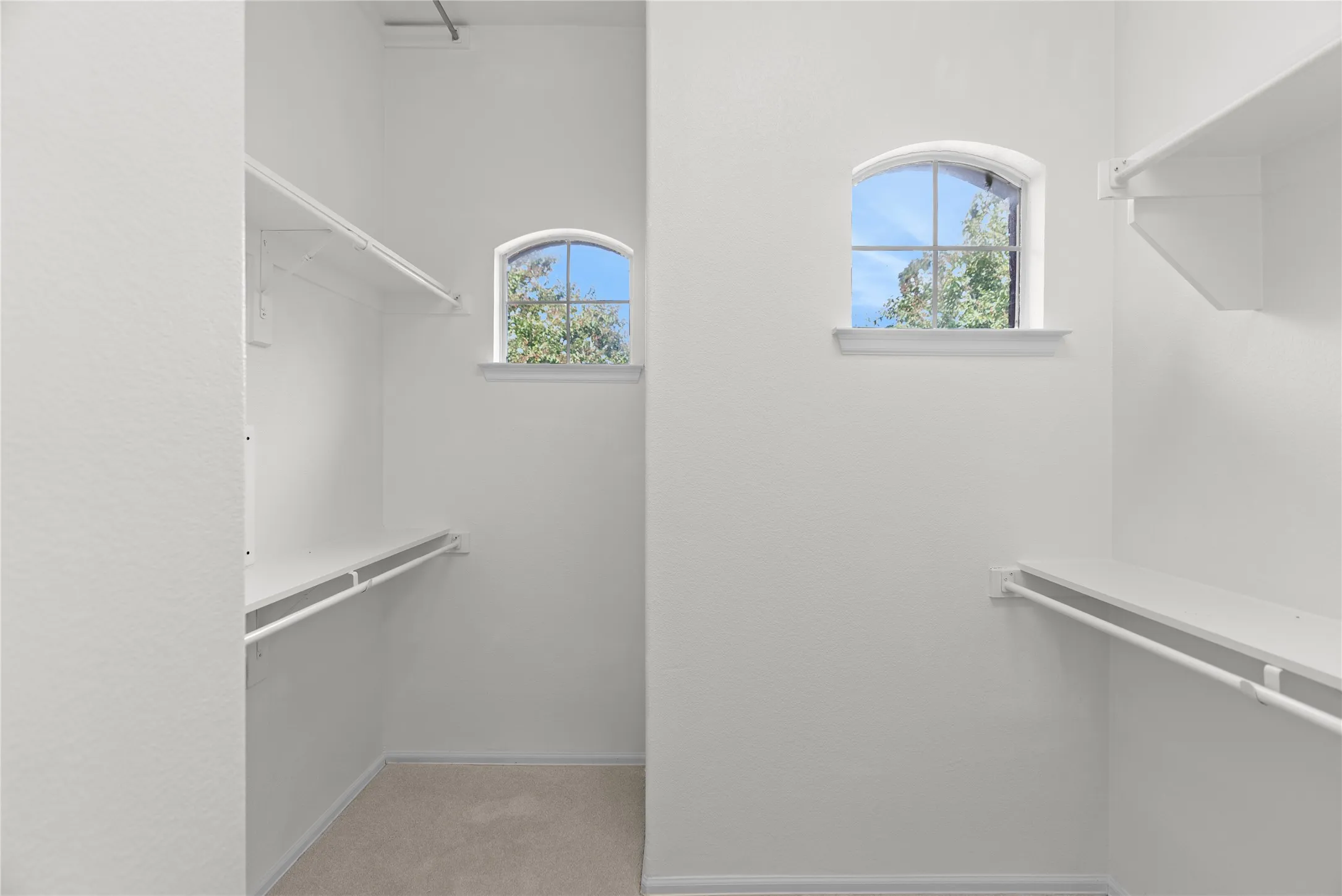 Townhouse For Sale in Denton County , 565 Legends Drive, Lewisville, Texas 75057, 3 Bedroom, 3 Bathroom, 2 Garage spaces, 1,552 Sqft, built in 2006, mls#21397289, Real Estate Agent in Lewisville, Homes For Sale in Denton county, Homes For Sale in Lewisville, Realtor in Lewisville Texas, Real Estate Brokerage Independent Realty Texas, Luminita Cordes Realtor
