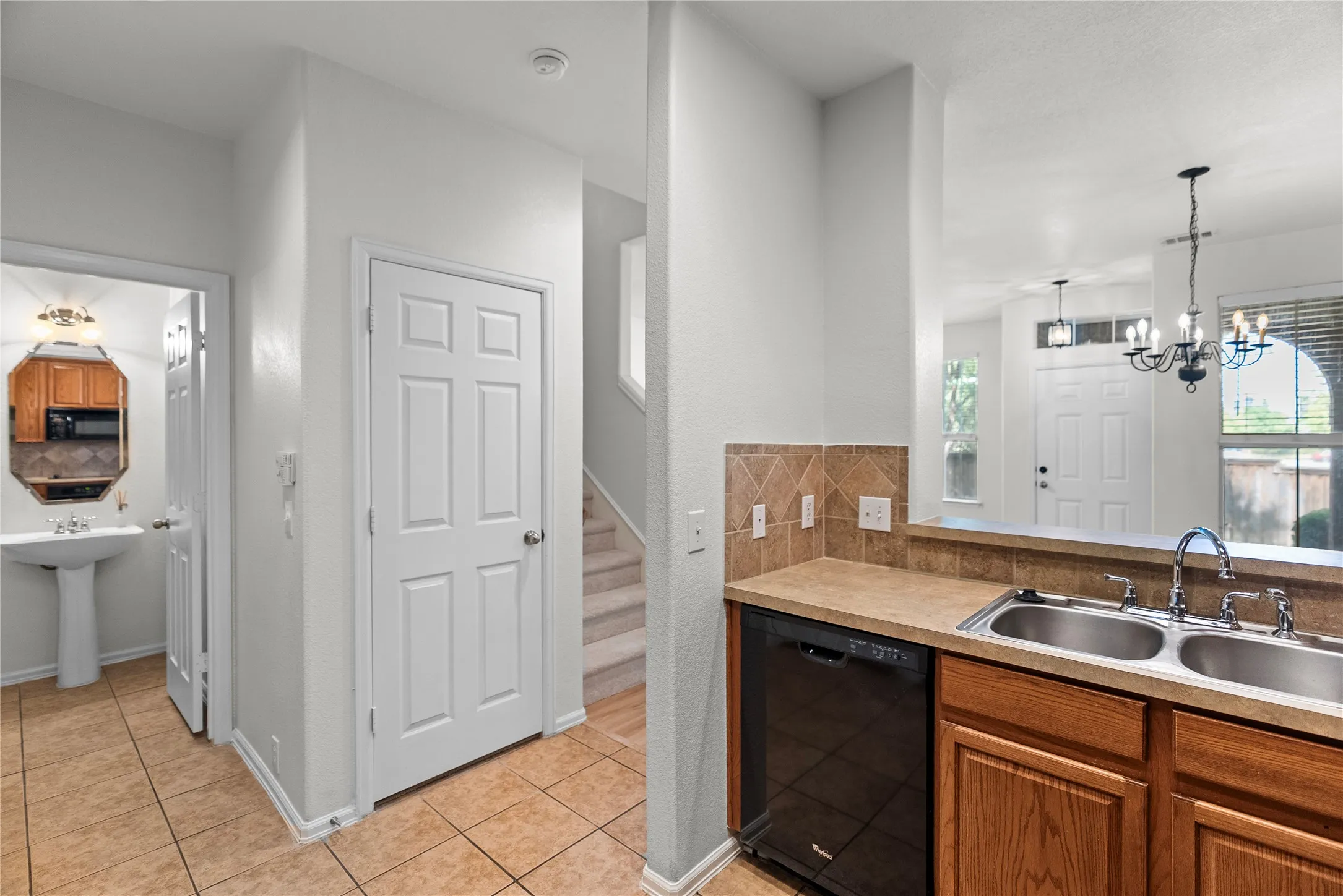 Townhouse For Sale in Denton County , 565 Legends Drive, Lewisville, Texas 75057, 3 Bedroom, 3 Bathroom, 2 Garage spaces, 1,552 Sqft, built in 2006, mls#21397289, Real Estate Agent in Lewisville, Homes For Sale in Denton county, Homes For Sale in Lewisville, Realtor in Lewisville Texas, Real Estate Brokerage Independent Realty Texas, Luminita Cordes Realtor
