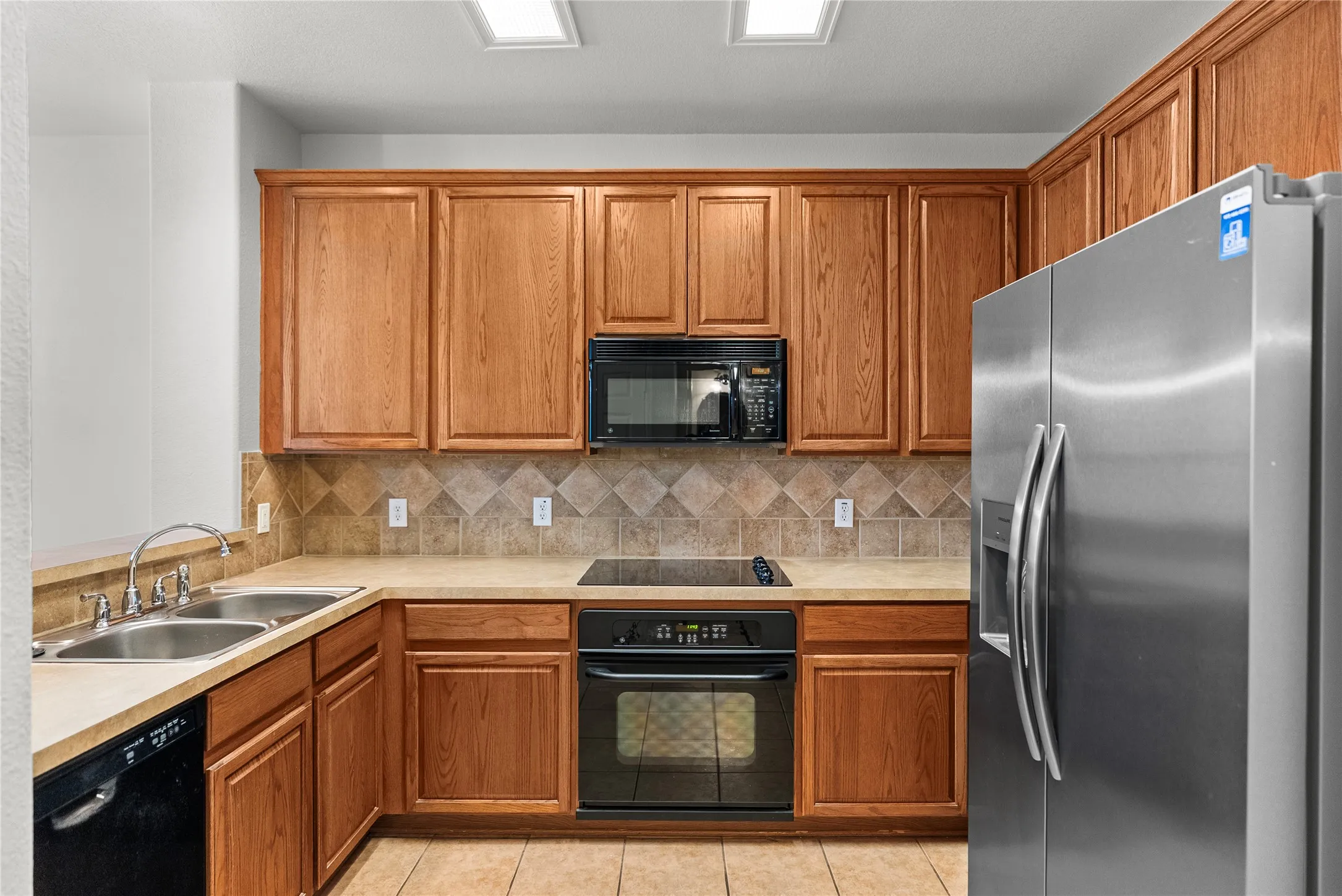 Townhouse For Sale in Denton County , 565 Legends Drive, Lewisville, Texas 75057, 3 Bedroom, 3 Bathroom, 2 Garage spaces, 1,552 Sqft, built in 2006, mls#21397289, Real Estate Agent in Lewisville, Homes For Sale in Denton county, Homes For Sale in Lewisville, Realtor in Lewisville Texas, Real Estate Brokerage Independent Realty Texas, Luminita Cordes Realtor
