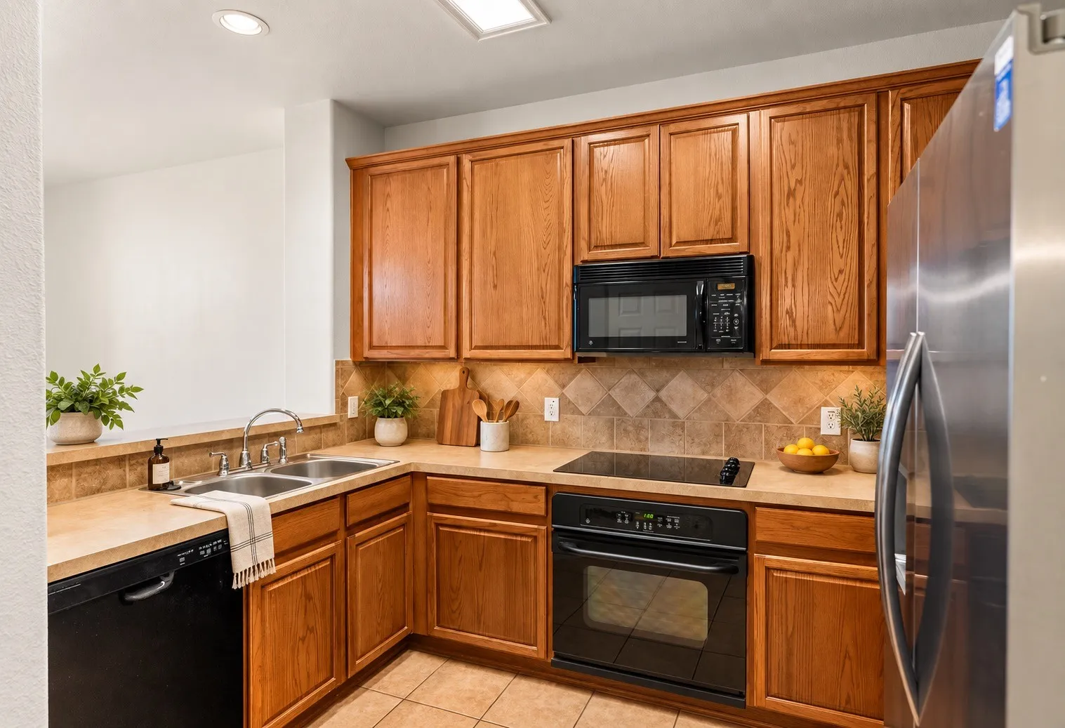 Townhouse For Sale in Denton County , 565 Legends Drive, Lewisville, Texas 75057, 3 Bedroom, 3 Bathroom, 2 Garage spaces, 1,552 Sqft, built in 2006, mls#21397289, Real Estate Agent in Lewisville, Homes For Sale in Denton county, Homes For Sale in Lewisville, Realtor in Lewisville Texas, Real Estate Brokerage Independent Realty Texas, Luminita Cordes Realtor