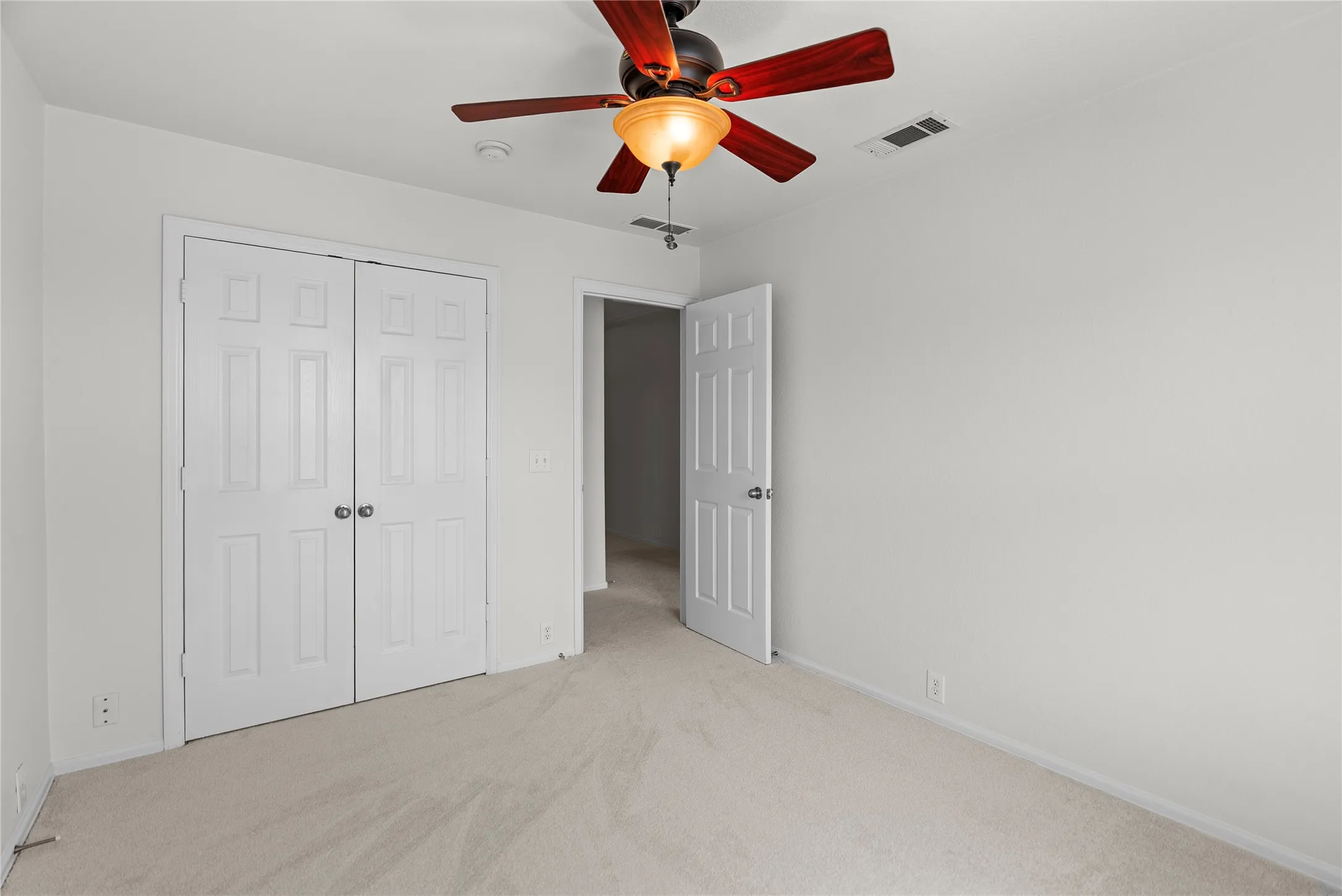 Townhouse For Sale in Denton County , 565 Legends Drive, Lewisville, Texas 75057, 3 Bedroom, 3 Bathroom, 2 Garage spaces, 1,552 Sqft, built in 2006, mls#21397289, Real Estate Agent in Lewisville, Homes For Sale in Denton county, Homes For Sale in Lewisville, Realtor in Lewisville Texas, Real Estate Brokerage Independent Realty Texas, Luminita Cordes Realtor