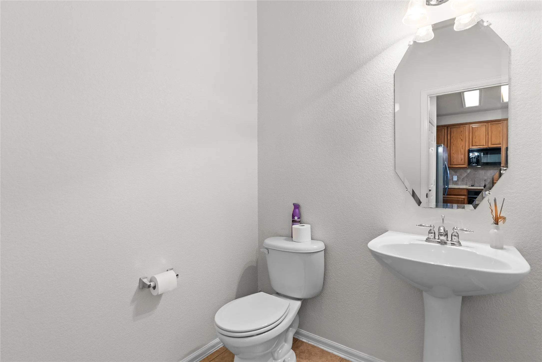 Townhouse For Sale in Denton County , 565 Legends Drive, Lewisville, Texas 75057, 3 Bedroom, 3 Bathroom, 2 Garage spaces, 1,552 Sqft, built in 2006, mls#21397289, Real Estate Agent in Lewisville, Homes For Sale in Denton county, Homes For Sale in Lewisville, Realtor in Lewisville Texas, Real Estate Brokerage Independent Realty Texas, Luminita Cordes Realtor