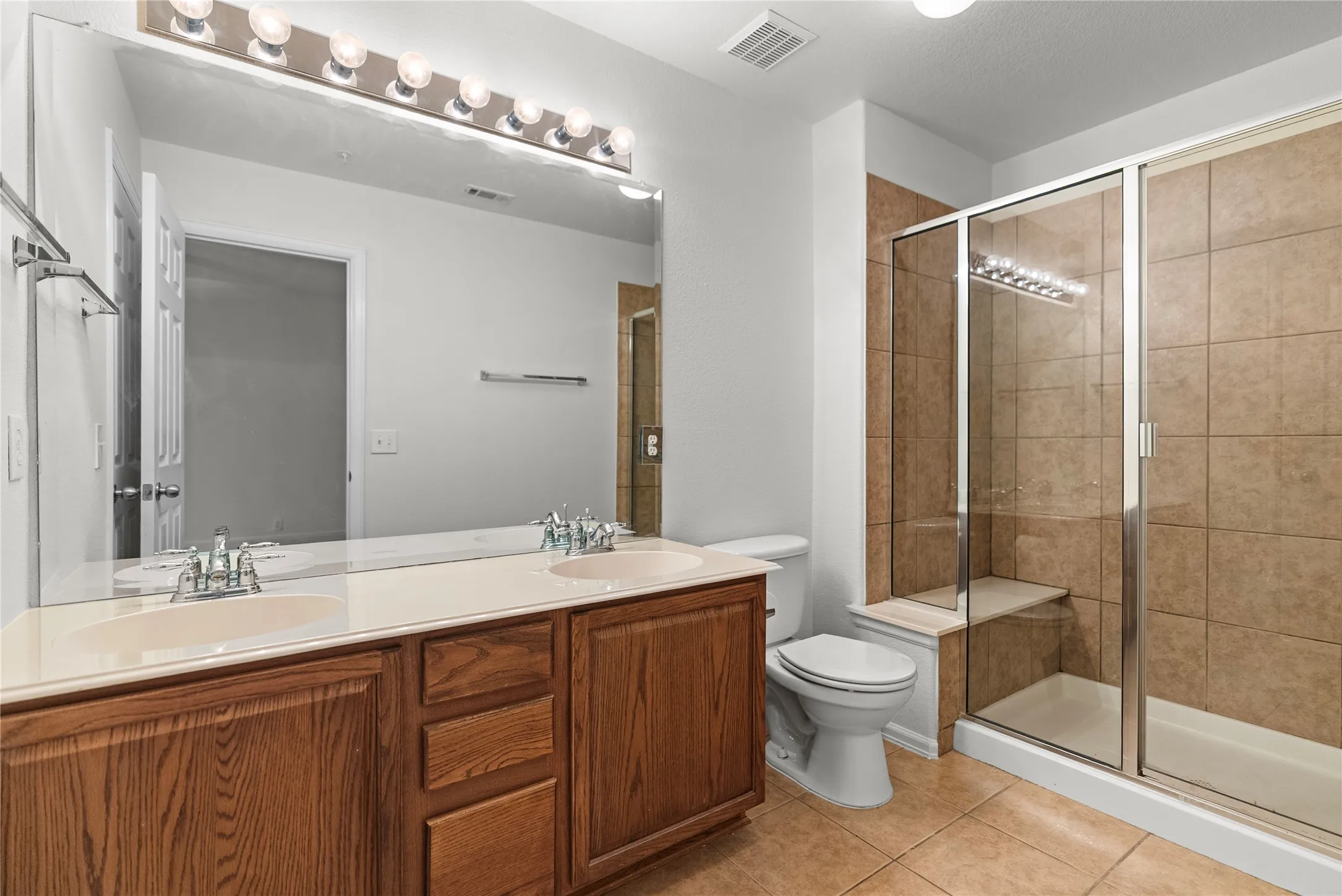 Townhouse For Sale in Denton County , 565 Legends Drive, Lewisville, Texas 75057, 3 Bedroom, 3 Bathroom, 2 Garage spaces, 1,552 Sqft, built in 2006, mls#21397289, Real Estate Agent in Lewisville, Homes For Sale in Denton county, Homes For Sale in Lewisville, Realtor in Lewisville Texas, Real Estate Brokerage Independent Realty Texas, Luminita Cordes Realtor
