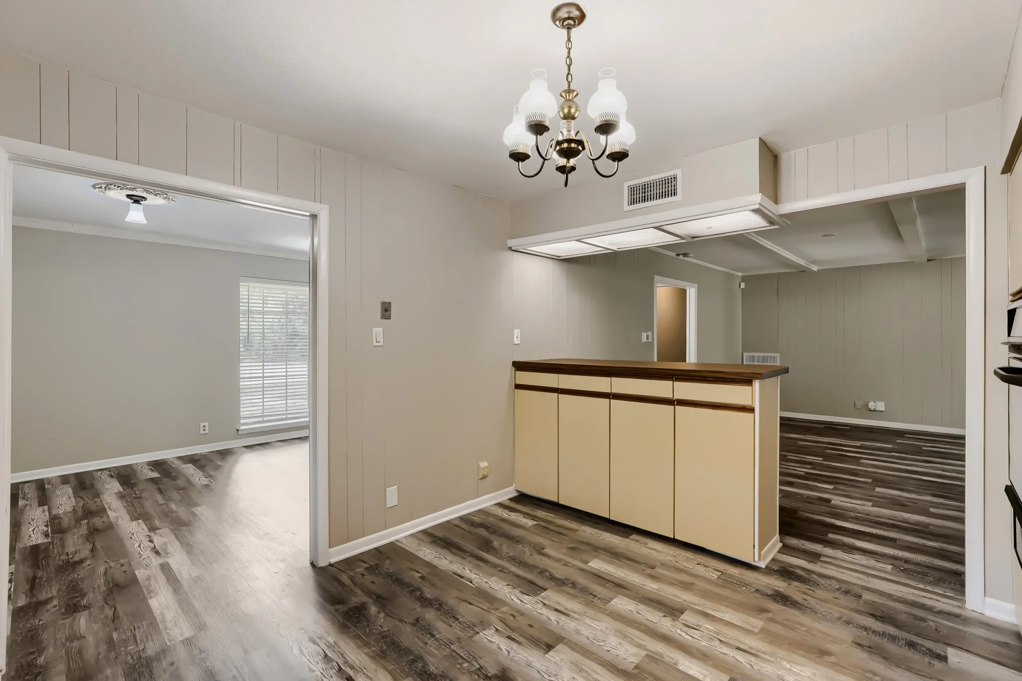 Single Family Residence For Sale in Dallas County , 3337 Boulder Drive, Dallas, Texas 75233, 3 Bedroom, 2 Bathroom, 2 Garage spaces, 1,764 Sqft, built in 1960, mls#21394605, Real Estate Agent in Dallas, Homes For Sale in Dallas county, Homes For Sale in Dallas, Realtor in Dallas Texas, Real Estate Brokerage Independent Realty Texas, Luminita Cordes Realtor