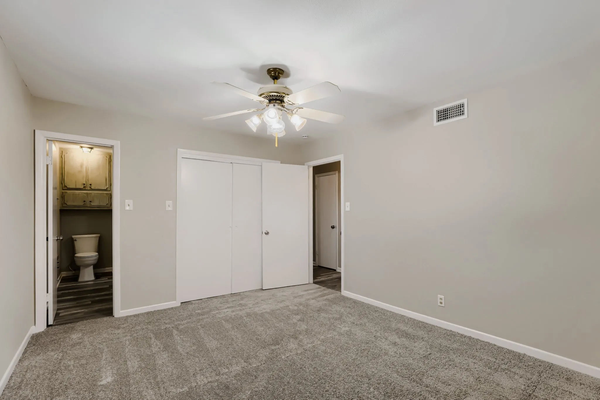 Single Family Residence For Sale in Dallas County , 3337 Boulder Drive, Dallas, Texas 75233, 3 Bedroom, 2 Bathroom, 2 Garage spaces, 1,764 Sqft, built in 1960, mls#21394605, Real Estate Agent in Dallas, Homes For Sale in Dallas county, Homes For Sale in Dallas, Realtor in Dallas Texas, Real Estate Brokerage Independent Realty Texas, Luminita Cordes Realtor