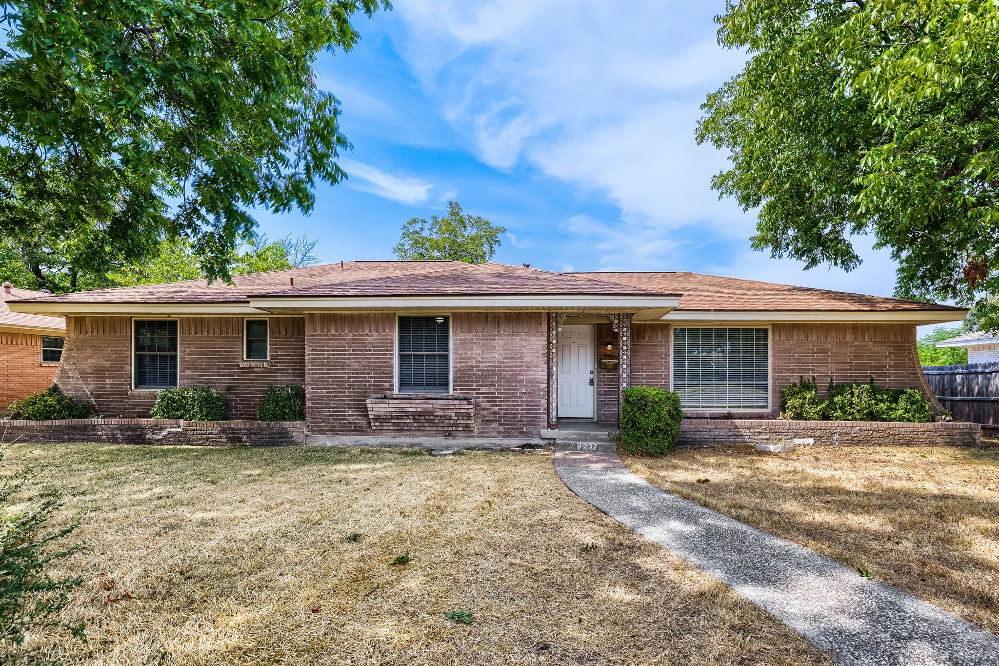 Single Family Residence For Sale in Dallas County , 3337 Boulder Drive, Dallas, Texas 75233, 3 Bedroom, 2 Bathroom, 2 Garage spaces, 1,764 Sqft, built in 1960, mls#21394605, Real Estate Agent in Dallas, Homes For Sale in Dallas county, Homes For Sale in Dallas, Realtor in Dallas Texas, Real Estate Brokerage Independent Realty Texas, Luminita Cordes Realtor