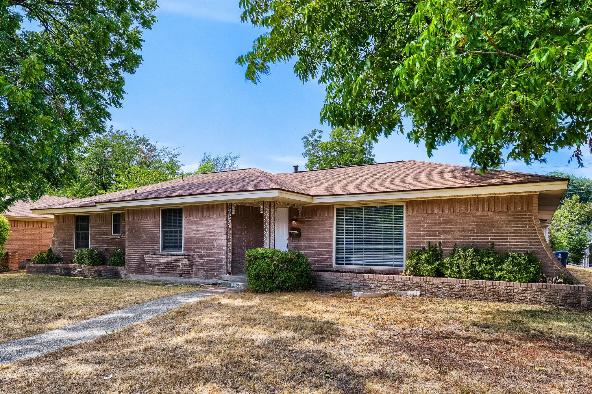 Single Family Residence For Sale in Dallas County , 3337 Boulder Drive, Dallas, Texas 75233, 3 Bedroom, 2 Bathroom, 2 Garage spaces, 1,764 Sqft, built in 1960, mls#21394605, Real Estate Agent in Dallas, Homes For Sale in Dallas county, Homes For Sale in Dallas, Realtor in Dallas Texas, Real Estate Brokerage Independent Realty Texas, Luminita Cordes Realtor