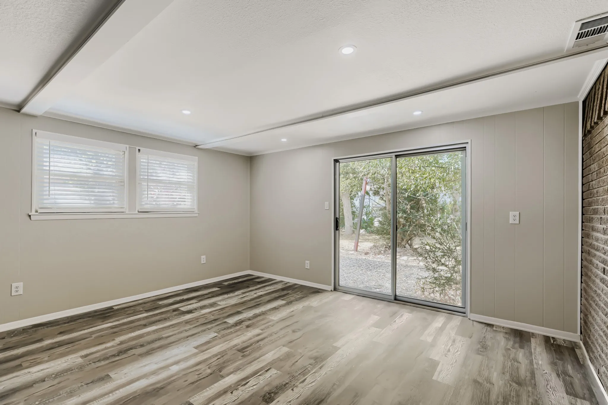 Single Family Residence For Sale in Dallas County , 3337 Boulder Drive, Dallas, Texas 75233, 3 Bedroom, 2 Bathroom, 2 Garage spaces, 1,764 Sqft, built in 1960, mls#21394605, Real Estate Agent in Dallas, Homes For Sale in Dallas county, Homes For Sale in Dallas, Realtor in Dallas Texas, Real Estate Brokerage Independent Realty Texas, Luminita Cordes Realtor