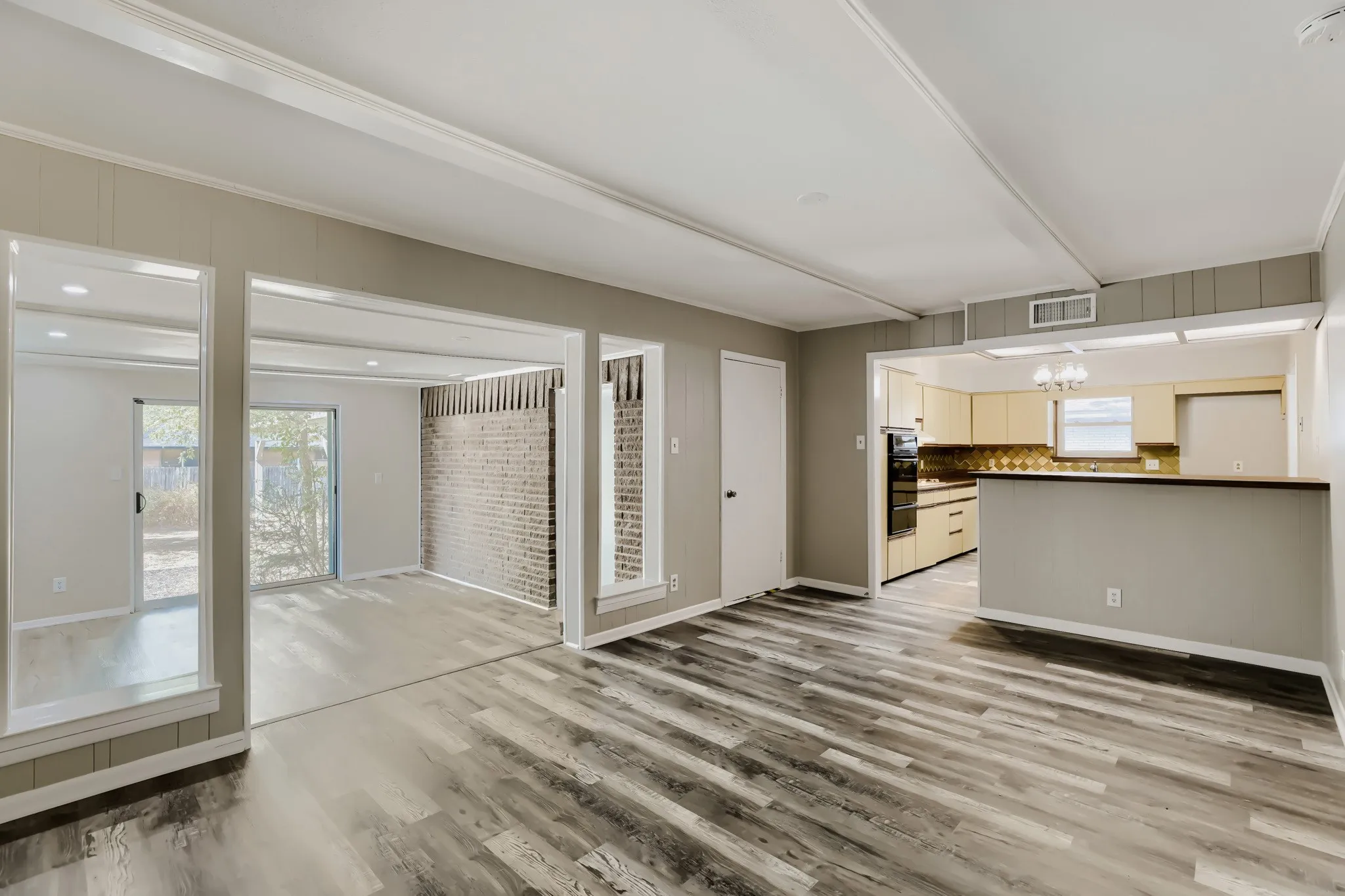 Single Family Residence For Sale in Dallas County , 3337 Boulder Drive, Dallas, Texas 75233, 3 Bedroom, 2 Bathroom, 2 Garage spaces, 1,764 Sqft, built in 1960, mls#21394605, Real Estate Agent in Dallas, Homes For Sale in Dallas county, Homes For Sale in Dallas, Realtor in Dallas Texas, Real Estate Brokerage Independent Realty Texas, Luminita Cordes Realtor