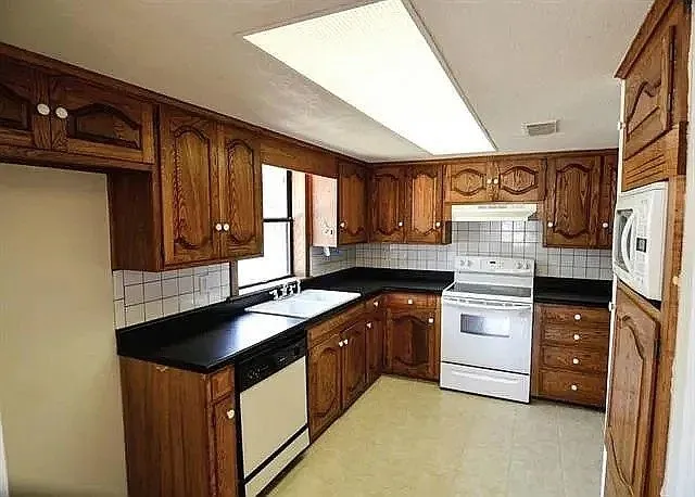Single Family Residence For Sale in Erath County , 910 N lydia Street, Stephenville, Texas 76401, 4 Bedroom, 3 Bathroom, 2 Garage spaces, 2,860 Sqft, built in 1978, mls#21397666, Real Estate Agent in Stephenville, Homes For Sale in Erath county, Homes For Sale in Stephenville, Realtor in Stephenville Texas, Real Estate Brokerage Independent Realty Texas, Luminita Cordes Realtor